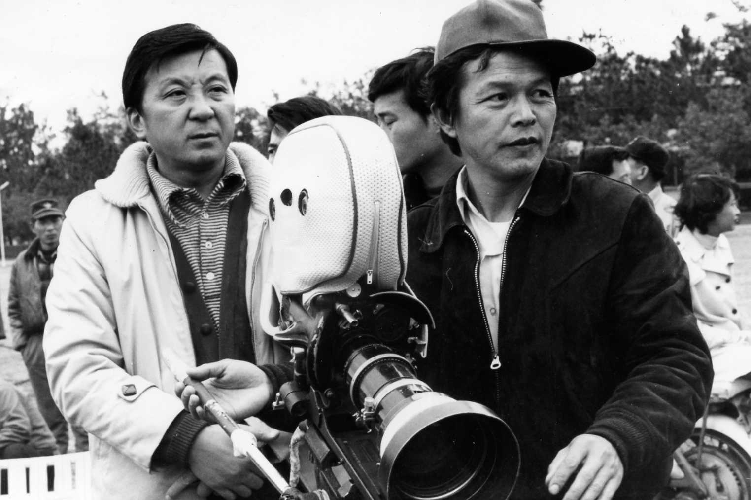 李行導演1963年執導作品《街頭巷尾》，右為賴成英攝影師。（國家影視聽中心提供）