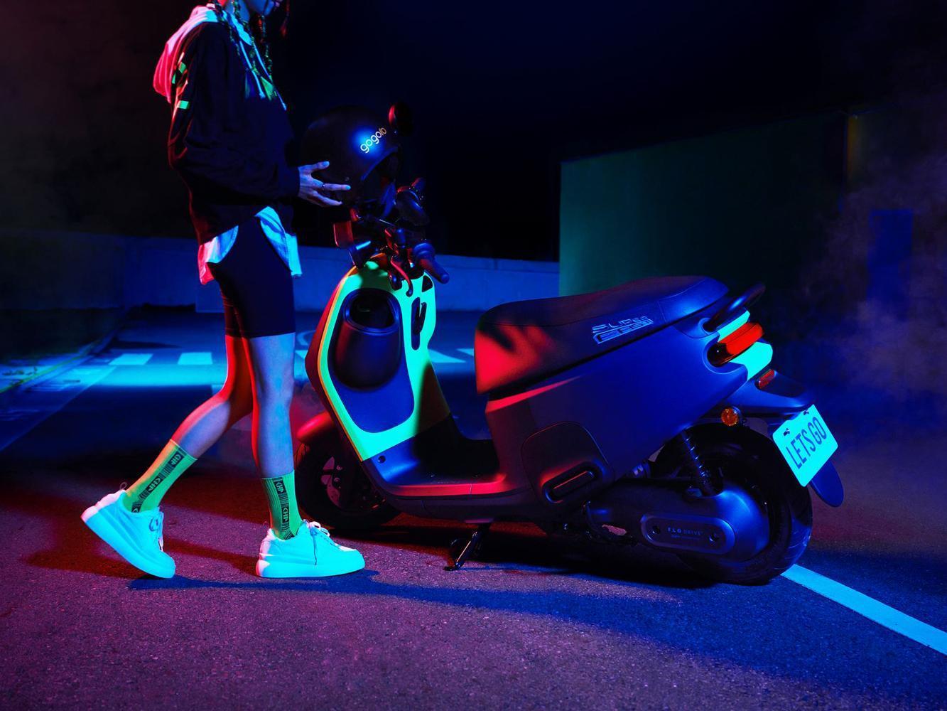 Gogoro VIVA MIX SUPERFAST 為 Gogoro VIVA MIX 家族增添性能新血。更大膽的撞色、更奔放的加速、更澎湃的性能，勢將成為首購買家追求潮流與騎乘體驗的最新選擇。