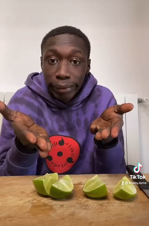 寇比萊姆經典的招牌無奈手勢。(翻攝khaby Lame IG)