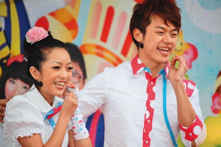 焦糖(右)曾是兒童台著名的「焦糖哥哥」,卻因商標權與老東家打官司。左為彤彤姐姐。(翻攝自焦糖哥哥粉絲頁)
