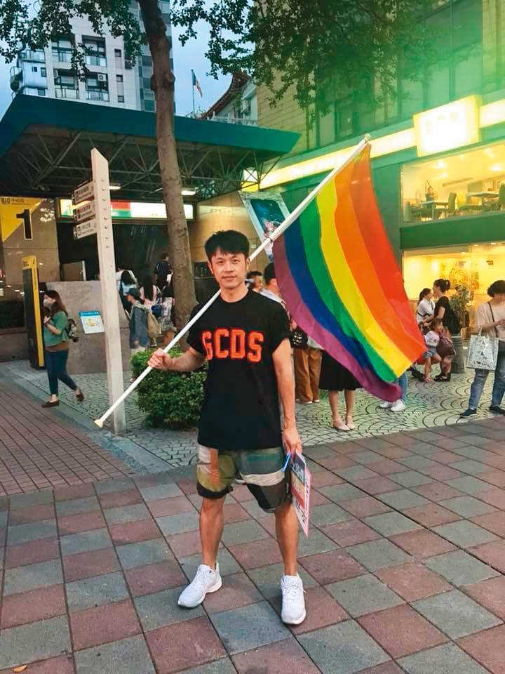 焦糖關心社會議題,曾上街支持婚姻平權。(翻攝自焦糖哥哥-陳嘉行臉書)