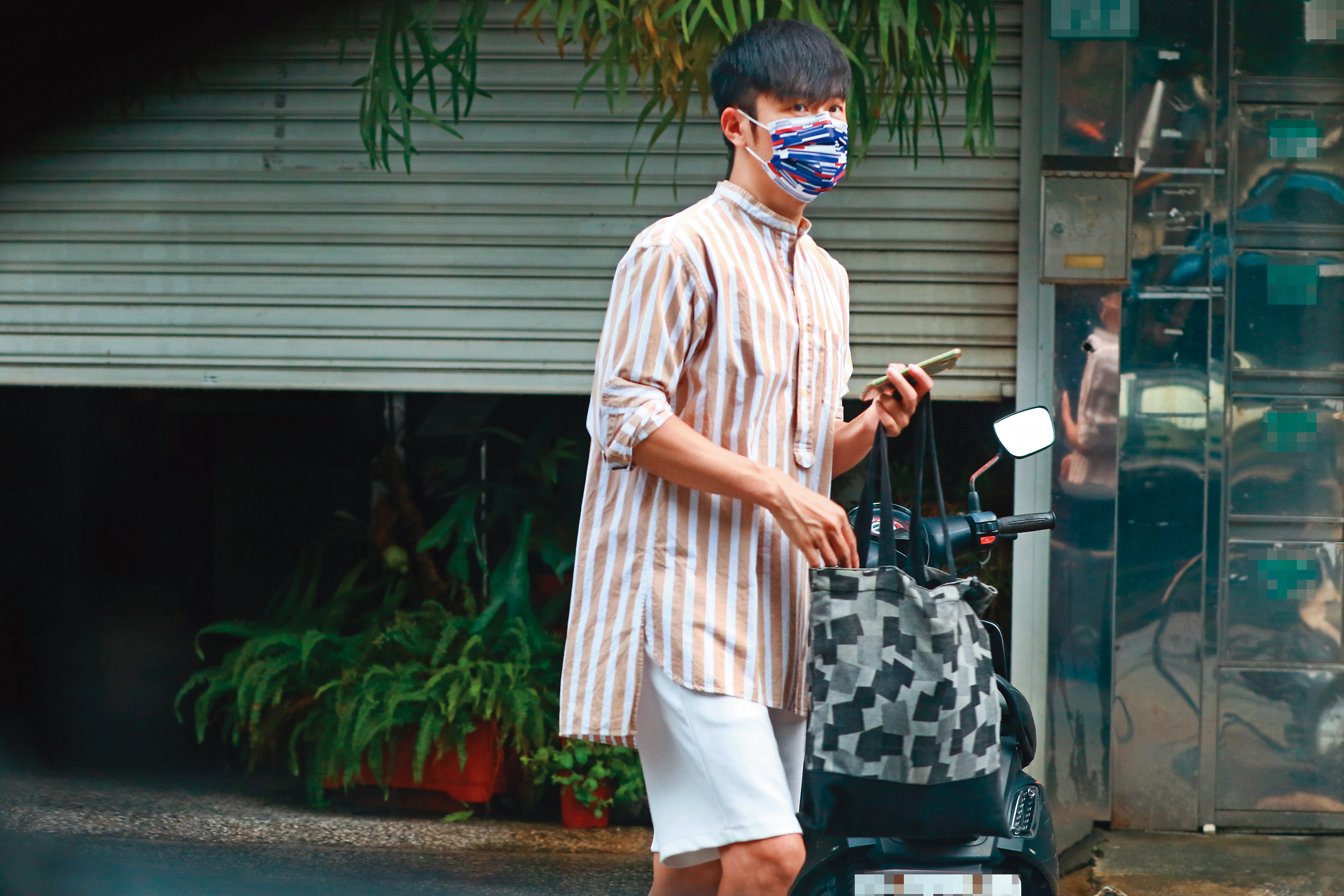 8月17日　9：45　焦糖上午就現身餐廳，在門口等待接手買家。