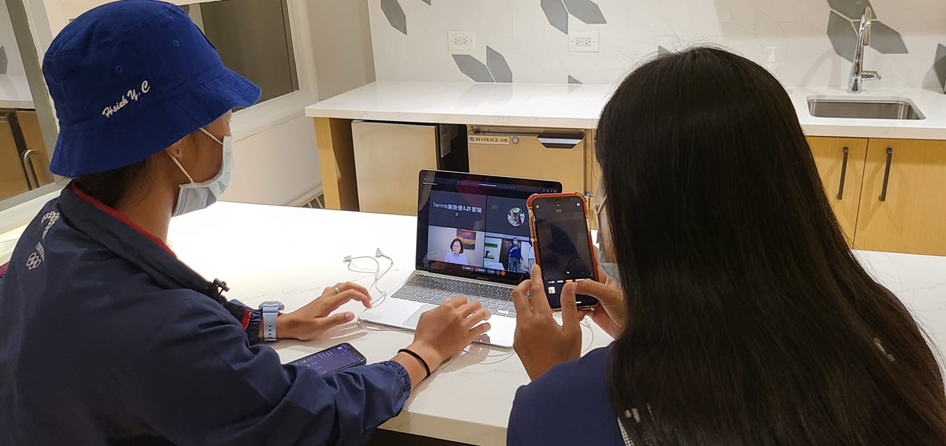 謝語倢（左）與東京奧運搭檔許絜瑜昨和蔡英文視訊連線。（翻攝謝淑薇臉書）