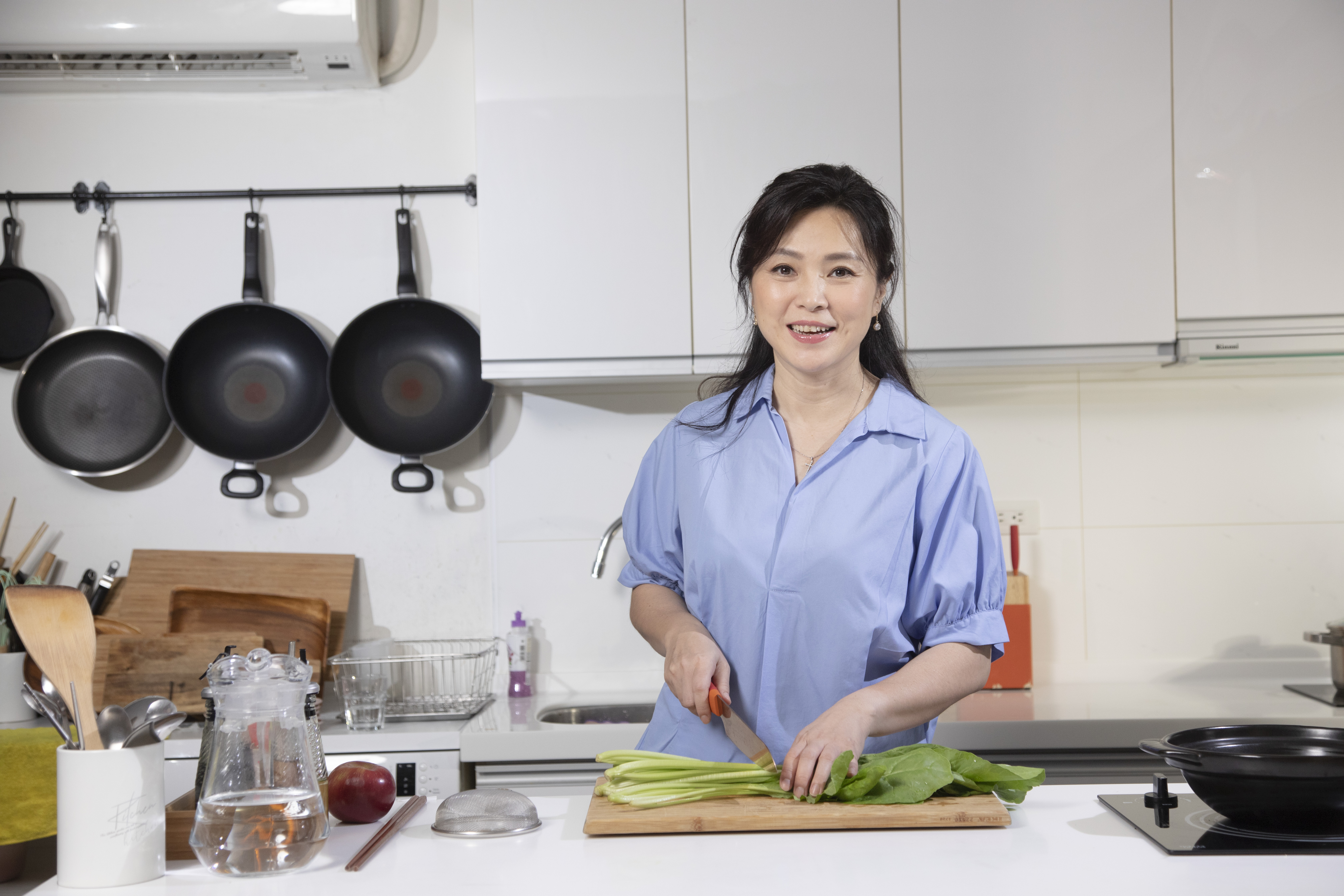 從演員跨界主持的張鳳書，近年不用演技，改以料理與世界溝通，最近將自己用飲食照顧罹癌父親的心得，出書與大家分享。（癌症希望基金會提供）