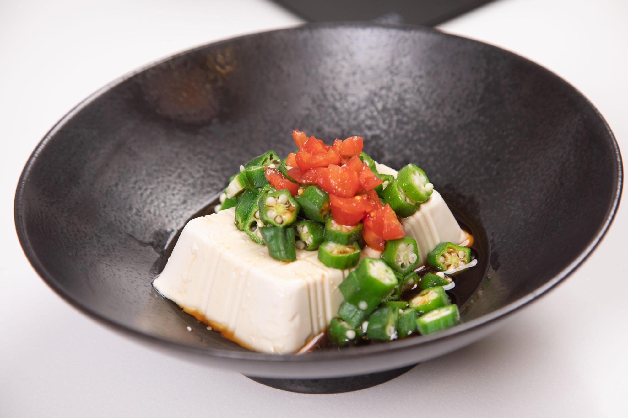 「涼拌橘醋醬秋葵豆腐」是夏天開胃涼菜,也能刺激因治療而改變的味覺。