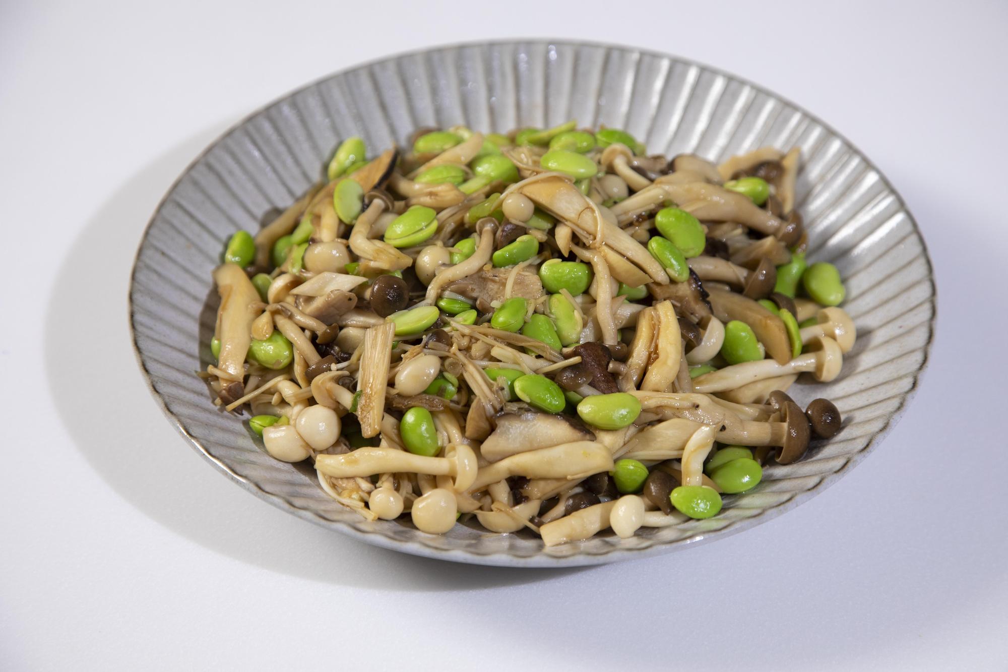 「毛豆仁炒百菇」是適合素食者攝取的蛋白質,當然也很美味。