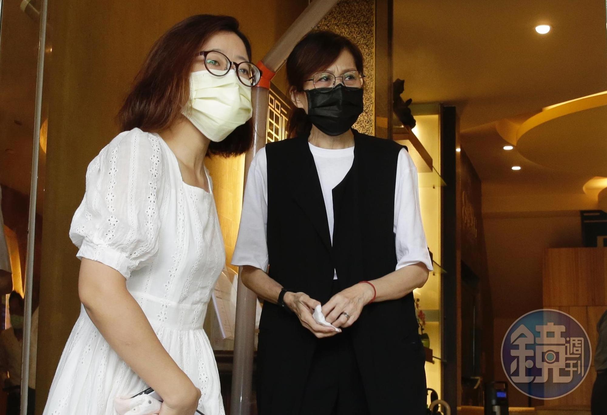 李行的女兒李顯順（右）表示，至今母親仍不知父親已過世的消息。