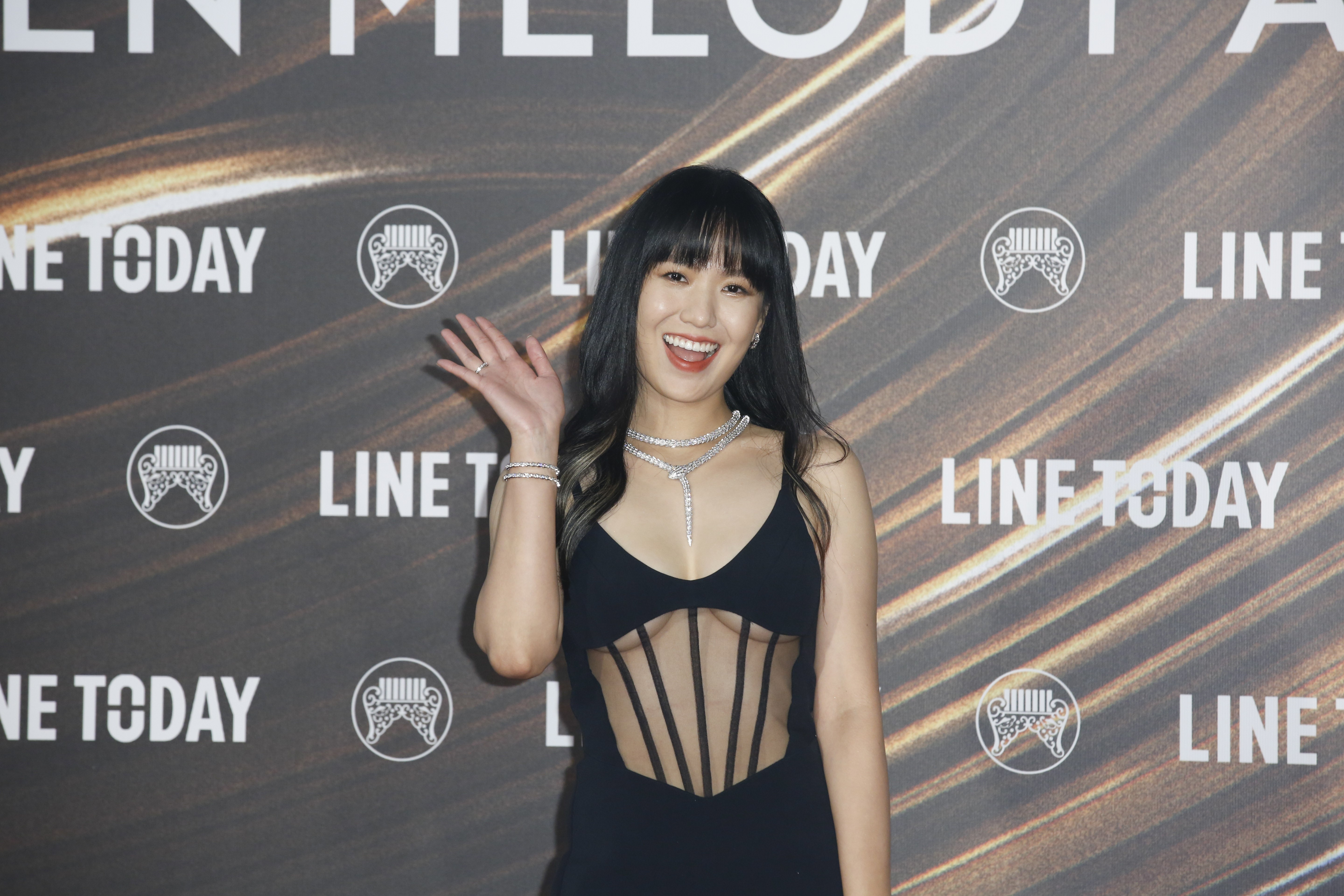 孫盛希性感登場，展露「胸狠」的一面。