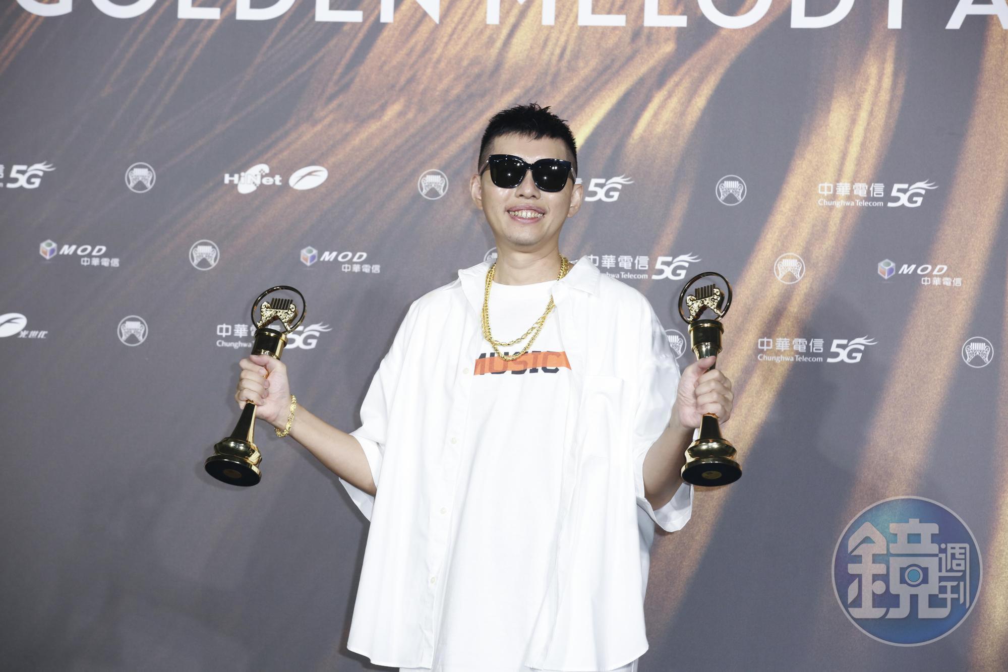 蛋堡拿下《最佳華語男歌手》《最佳華語專輯獎》2項大獎，透露將把得獎獎金拿給母親看牙醫。