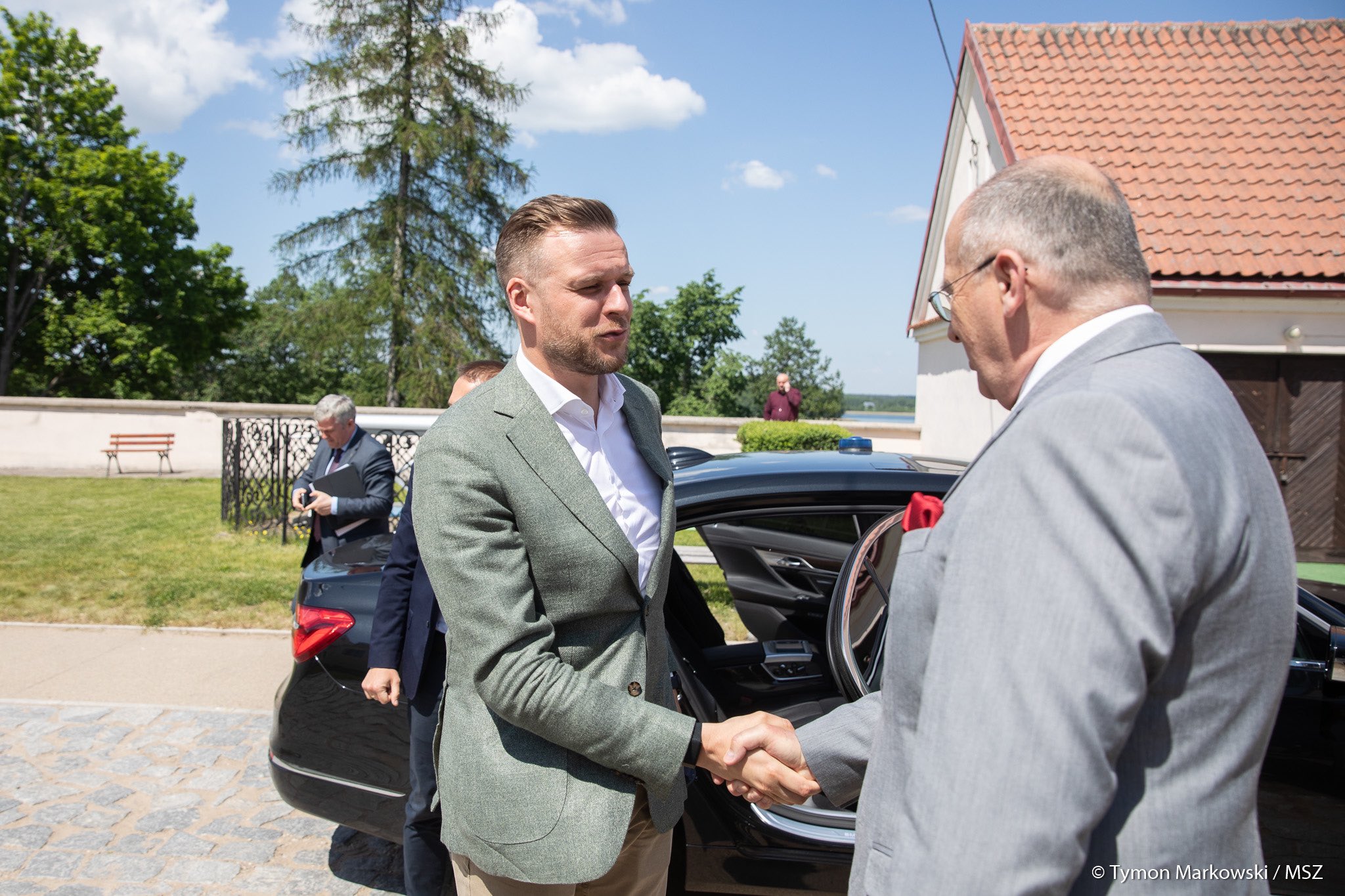 美國務卿布林肯昨（21日）親自致電立陶宛外交部長藍柏吉斯（左），重申力挺立陶宛的立場。（翻攝自Gabrielius Landsbergis推特）