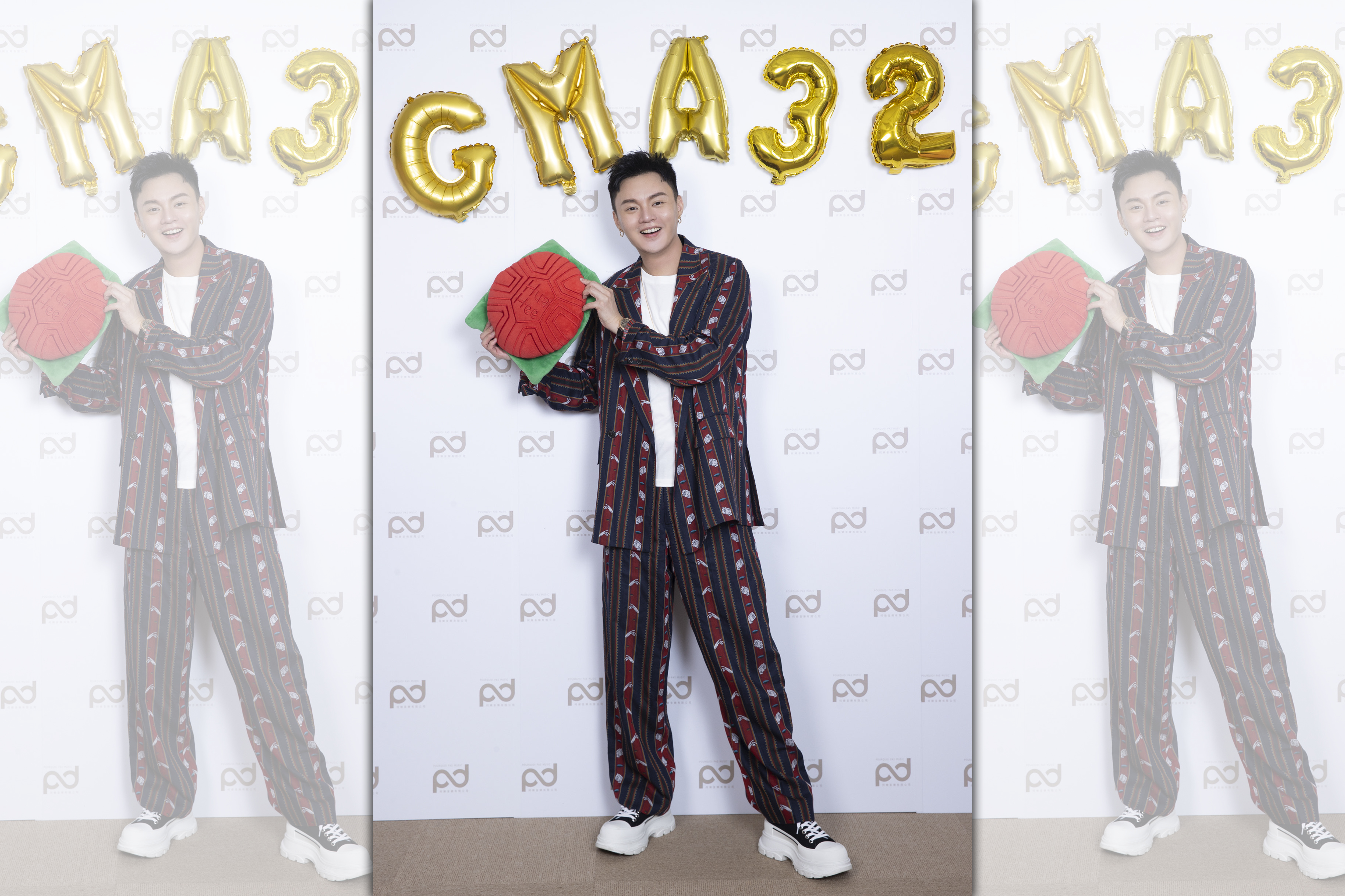 許富凱開心分享自己的幸運物。(何樂音樂提供)