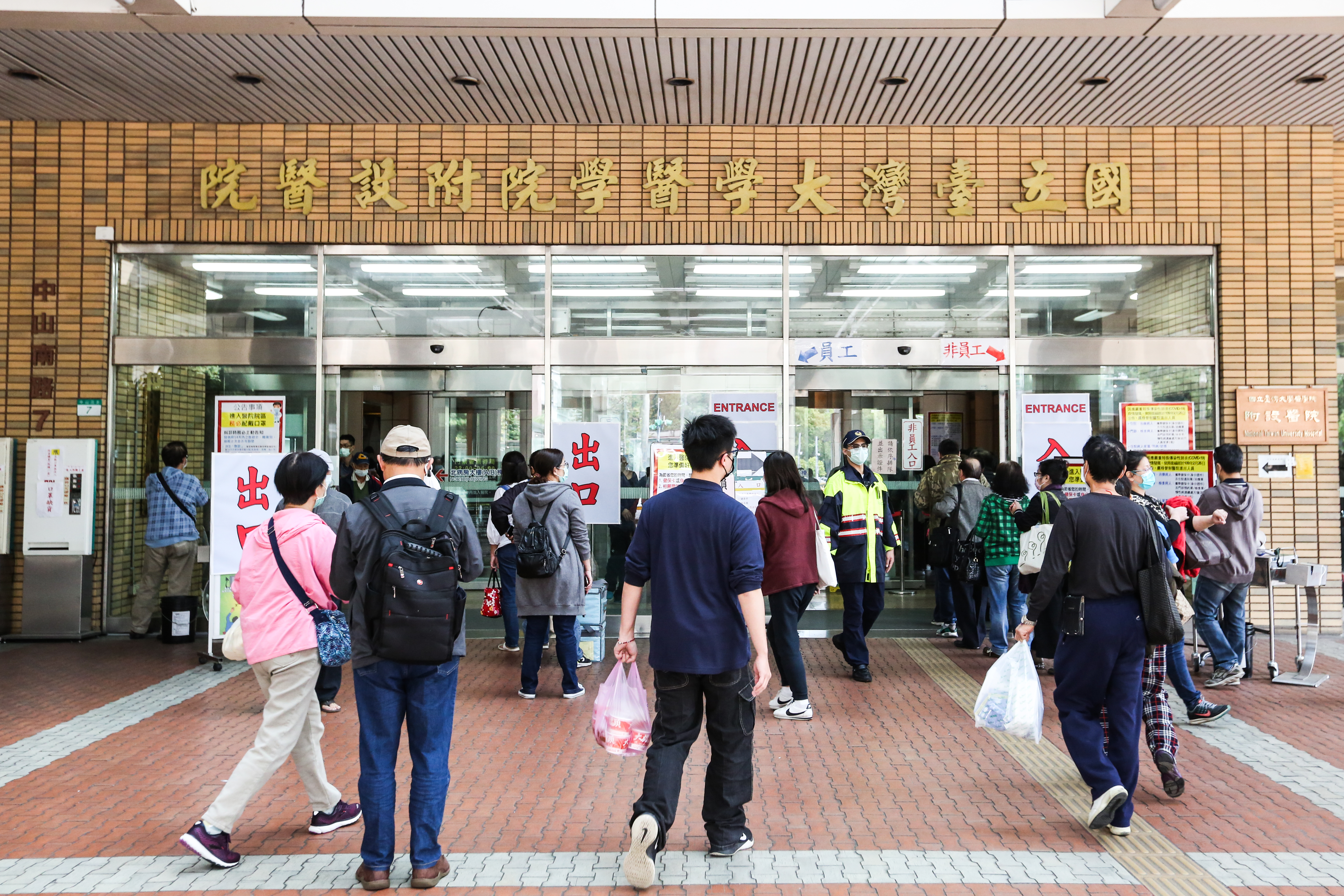 台大醫院爆發為腫瘤病患、陪病家屬先誆稱免費做PCR檢測，事後才向病患要求要收9,000元篩選費。（示意圖，本刊資料照）