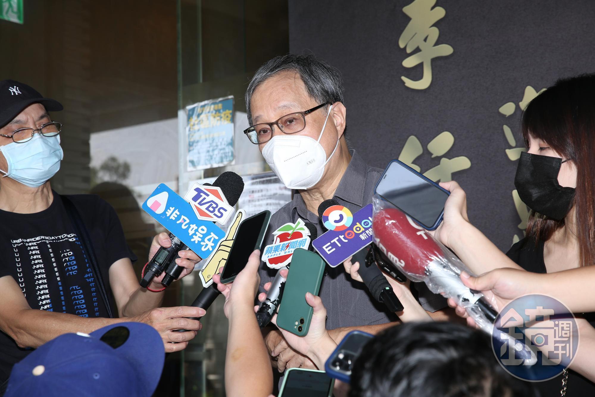小野（中）過去曾因字跡潦草，遭到李行導演責罵，兩人也曾在電話上吵到不可開交，最後居然當面吵。