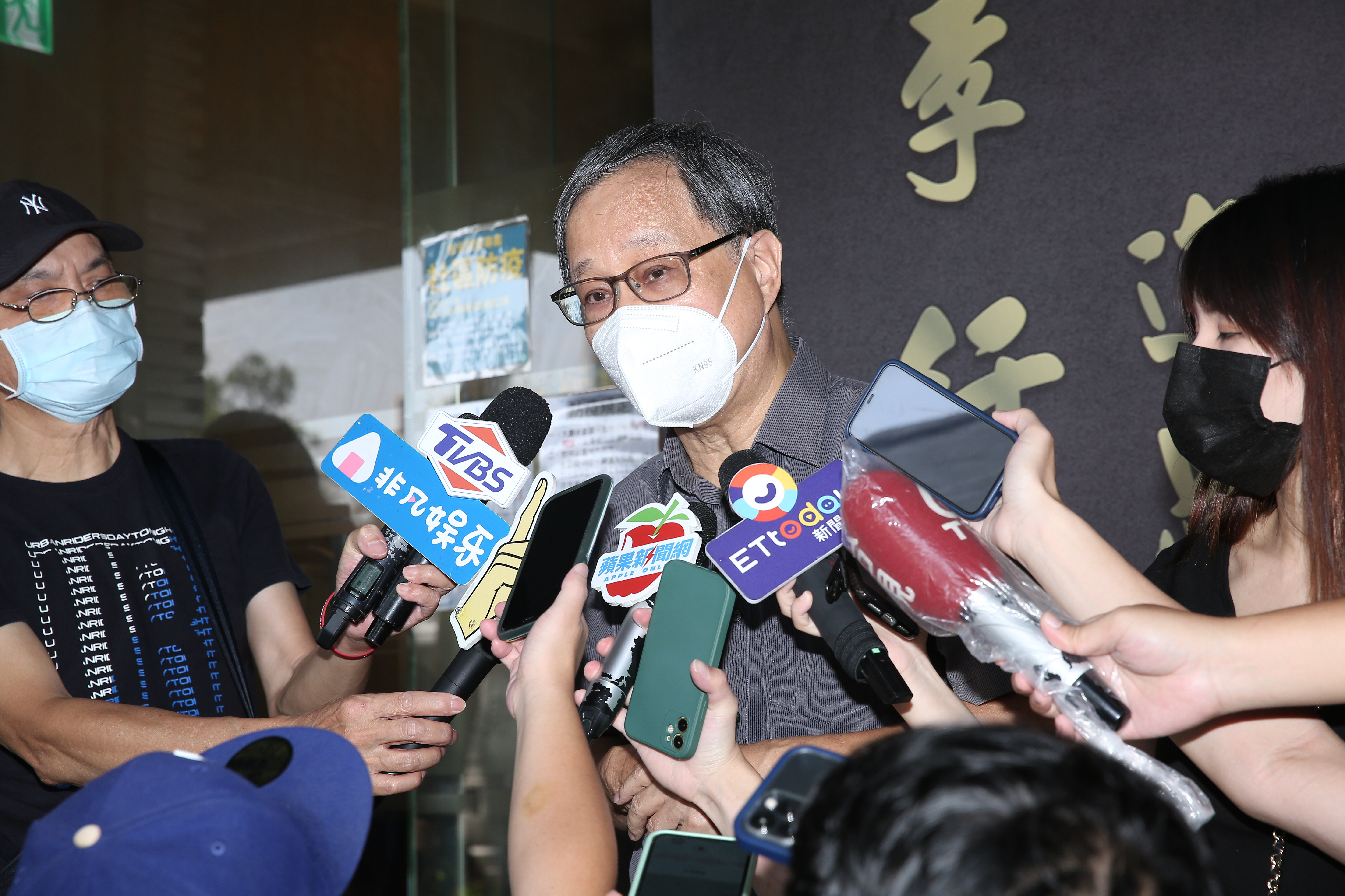 小野(中)過去曾因字跡潦草,遭到李行導演責罵,兩人也曾在電話上吵到不可開交,最後居然當面吵。