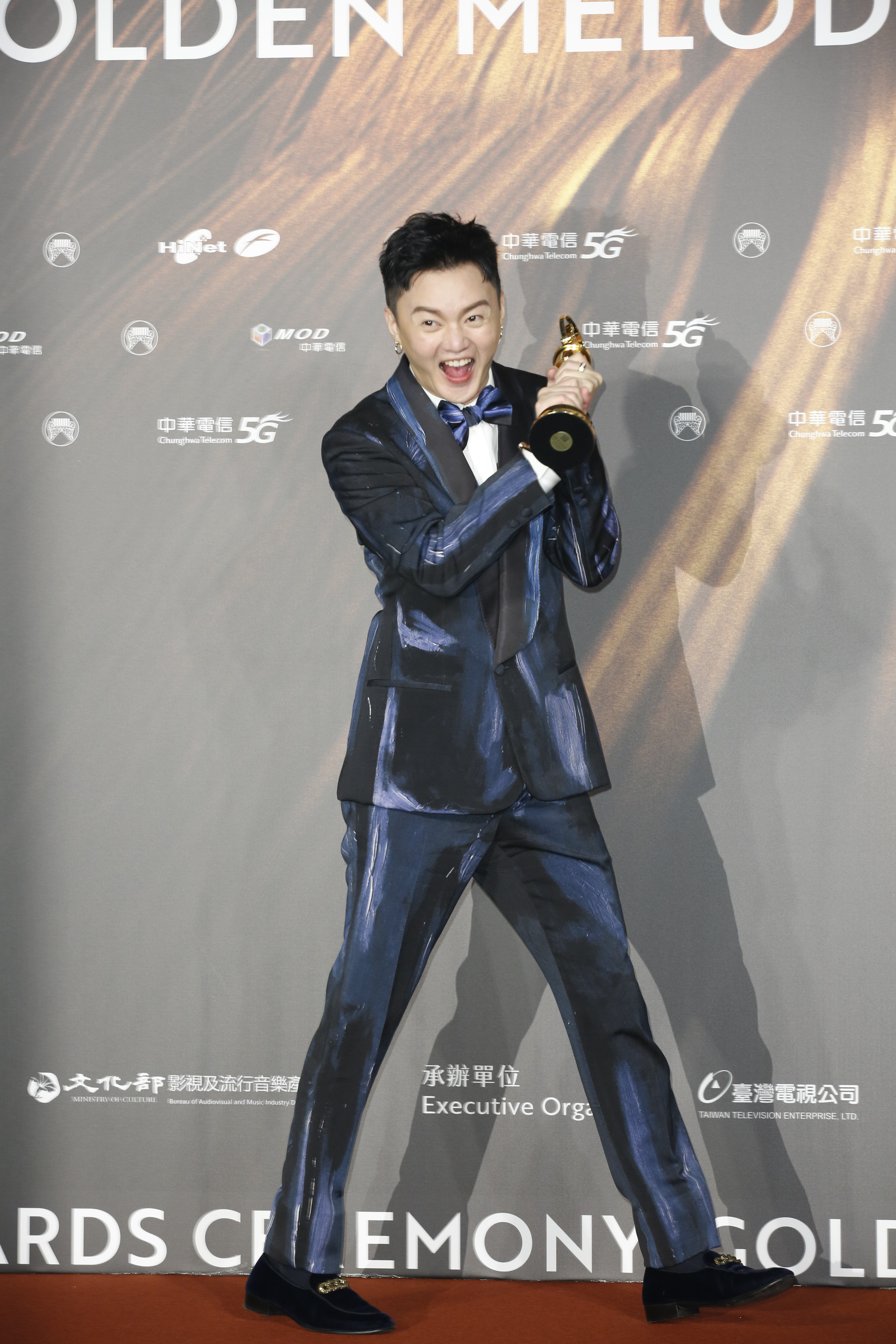 許富凱身著MOSCHINO手繪塗鴉西裝（NT$159,800），搭配同品牌襯衫（NT$35,800）、領結（NT$10,800）。（本刊資料照）