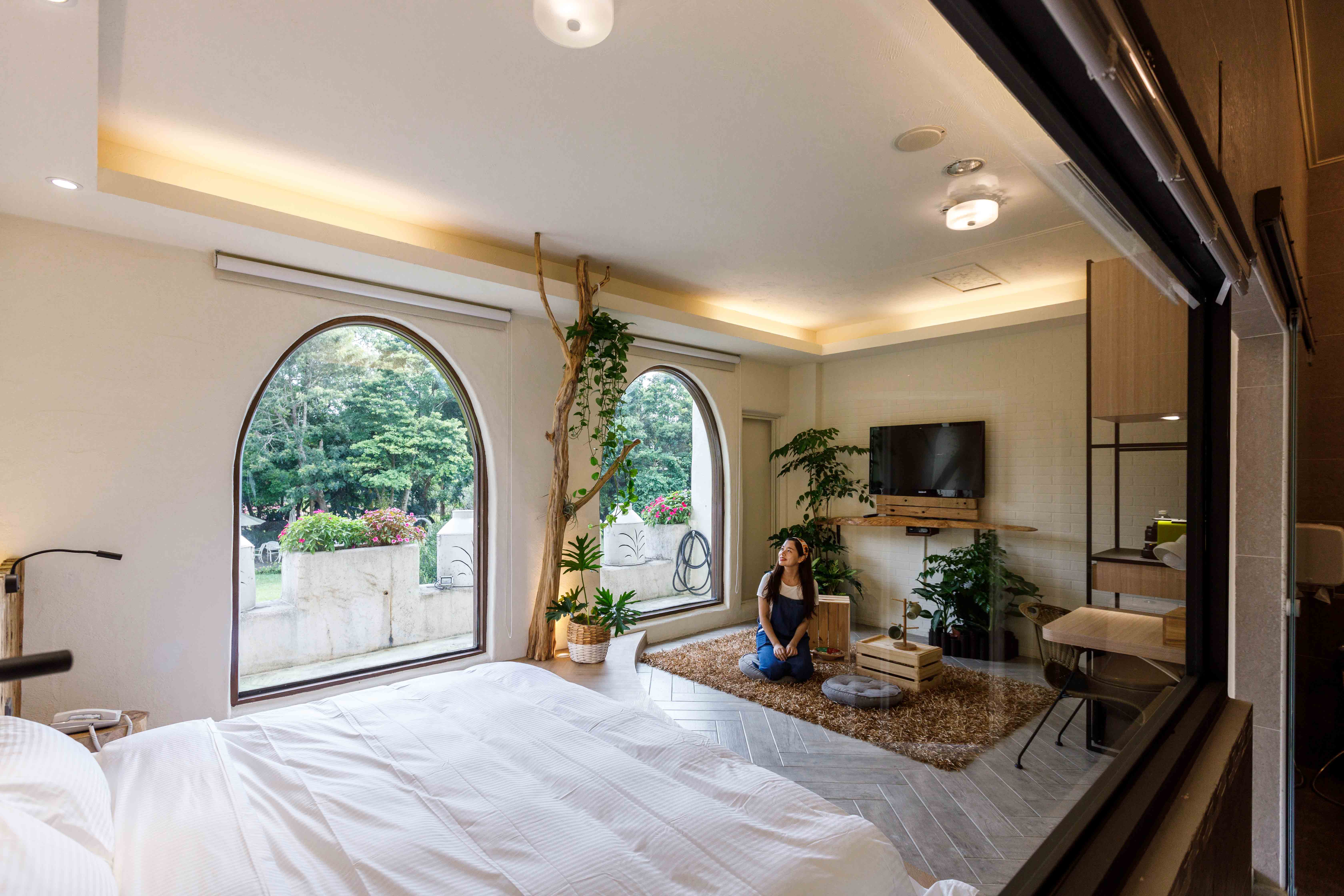 苗栗花露農場客房重新整修，將窗外綠意搬進房內。