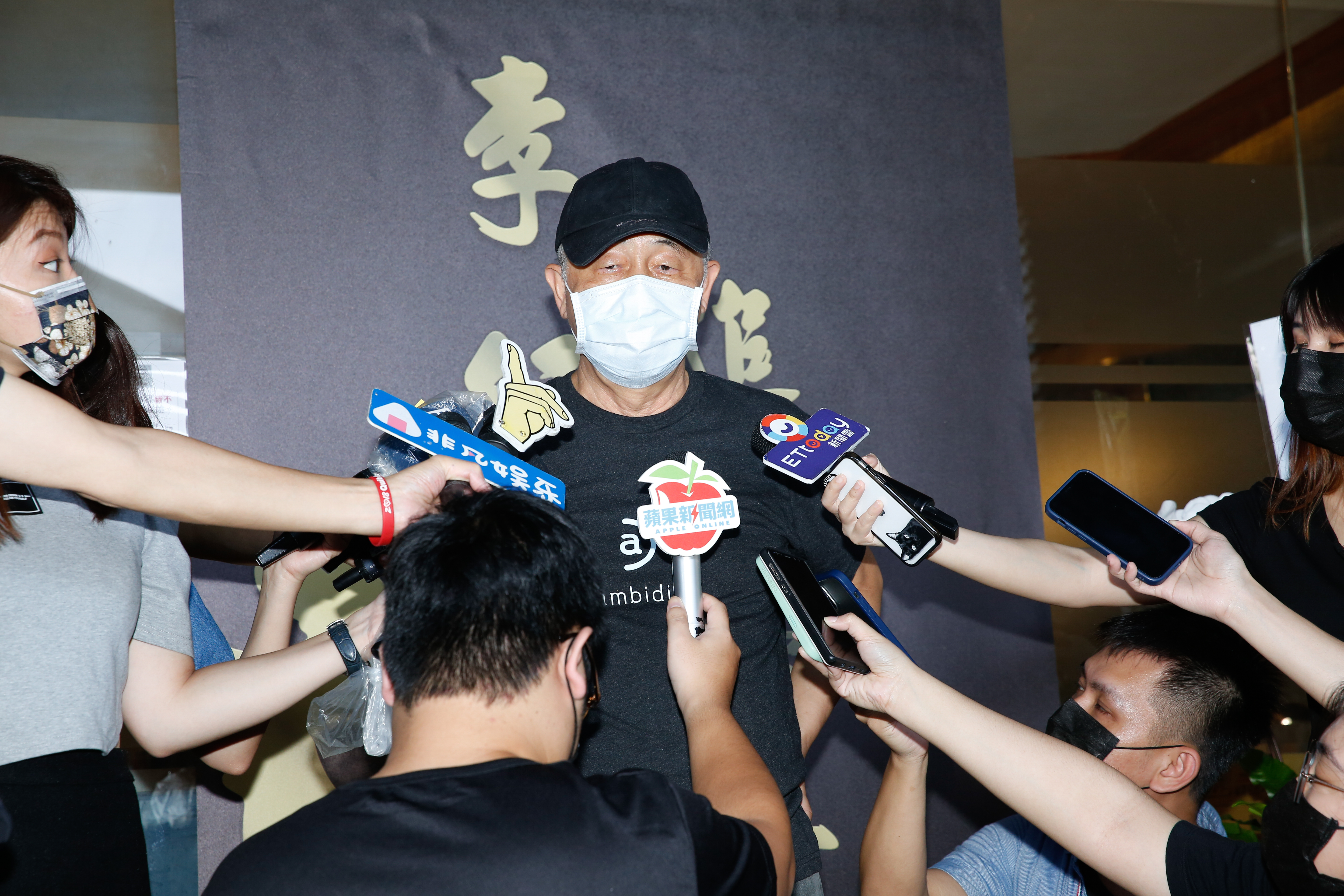 音樂大師杜篤之（中）透露紀錄片《行影‧不離》已經完成，李行卻來不及看到。