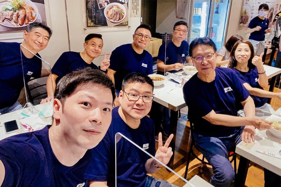 趙少康（前排右二）今與國民黨眾議員前往皇家傳承牛肉麵用餐以行動力挺店家，更認為皇家傳承是「小商家被國家機器惡整」。（翻攝自趙少康臉書）