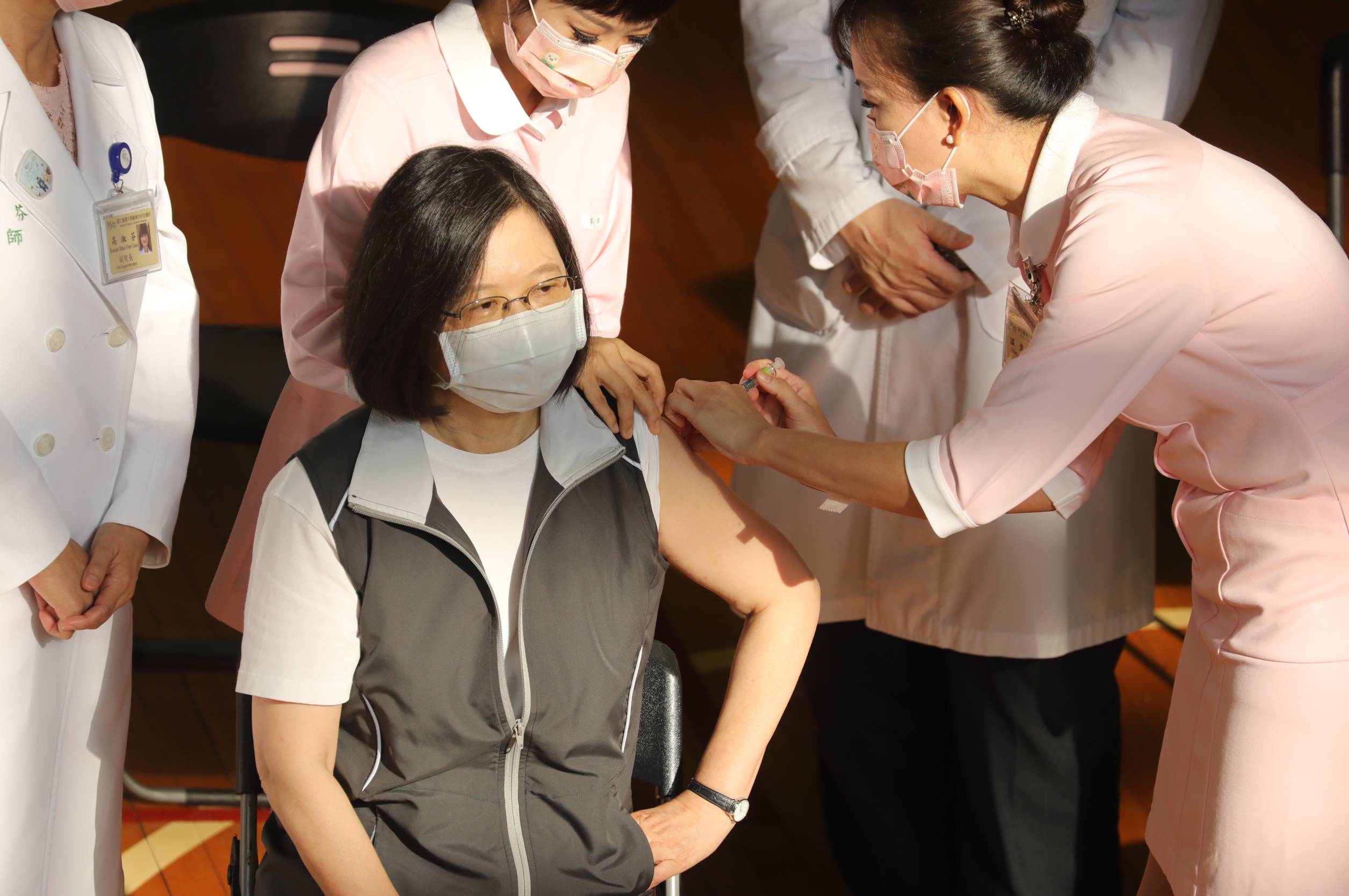蔡英文今日上午完成第一劑高端疫苗接種。