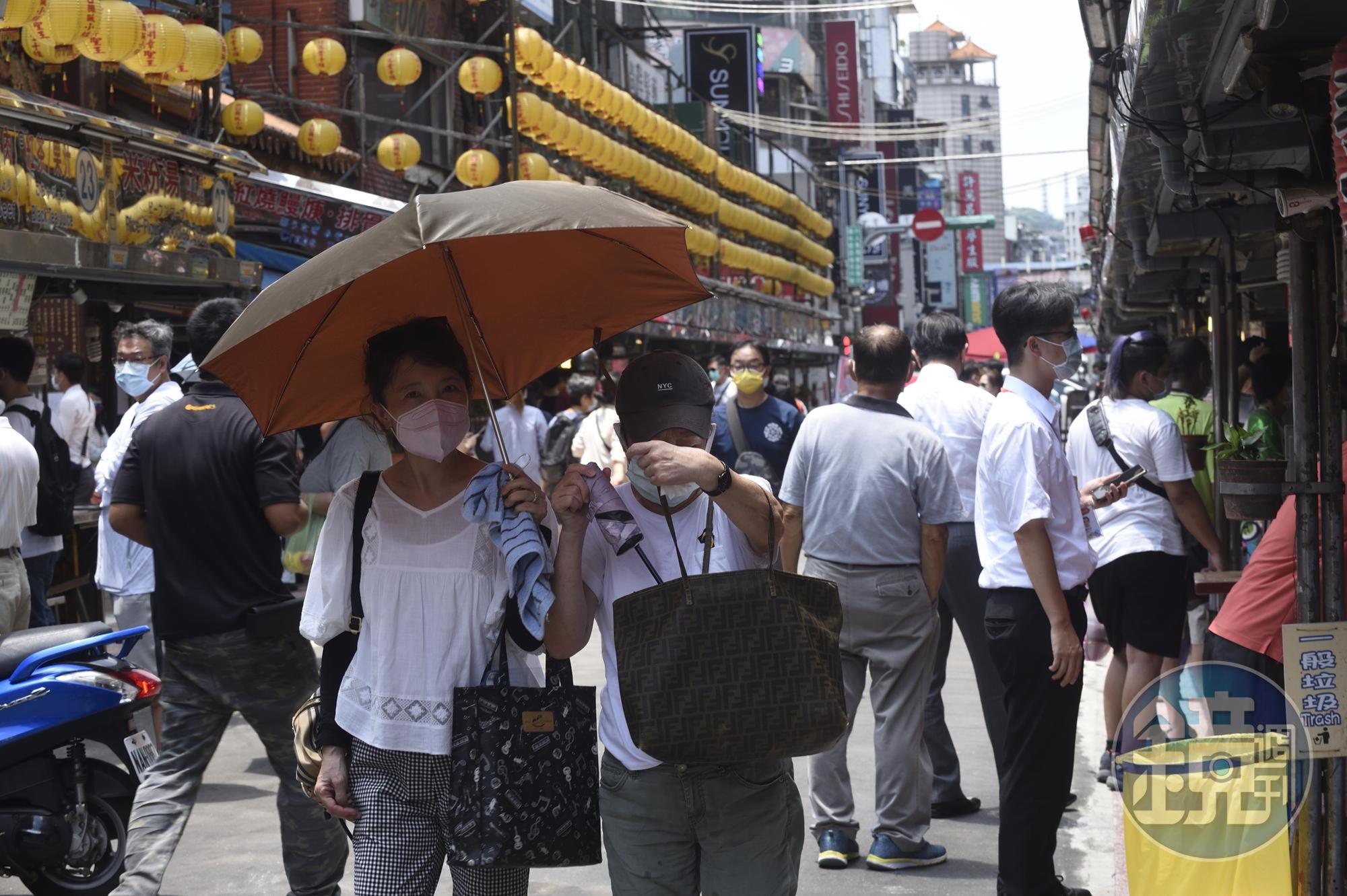 新冠肺炎Delta變異株案例越來越多，醫師強調5、6個傳染週期沒抓到疫情就會爆發。（示意圖，本刊資料照）