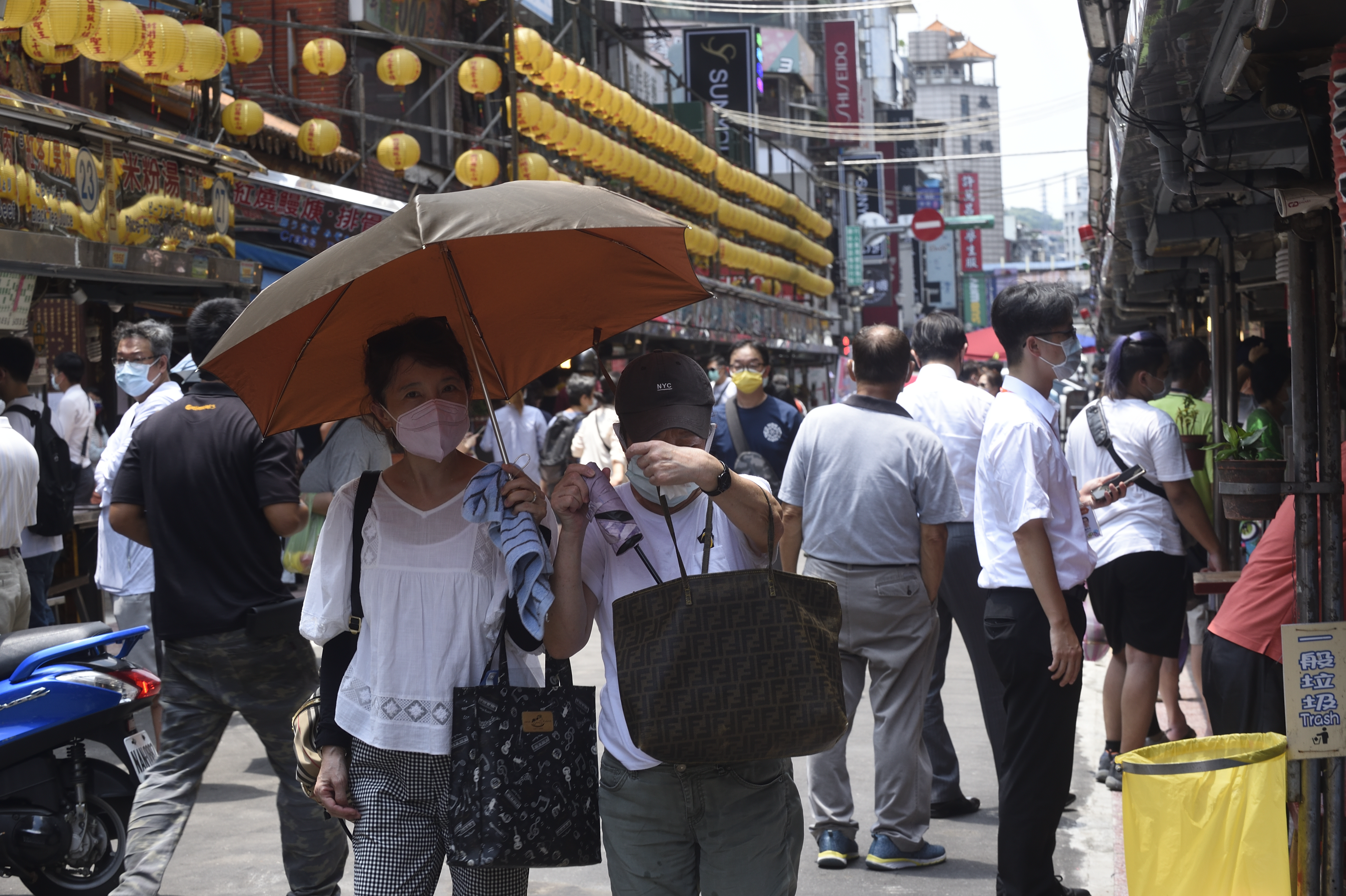 新冠肺炎Delta變異株案例越來越多，醫師強調5、6個傳染週期沒抓到疫情就會爆發。（示意圖，本刊資料照）
