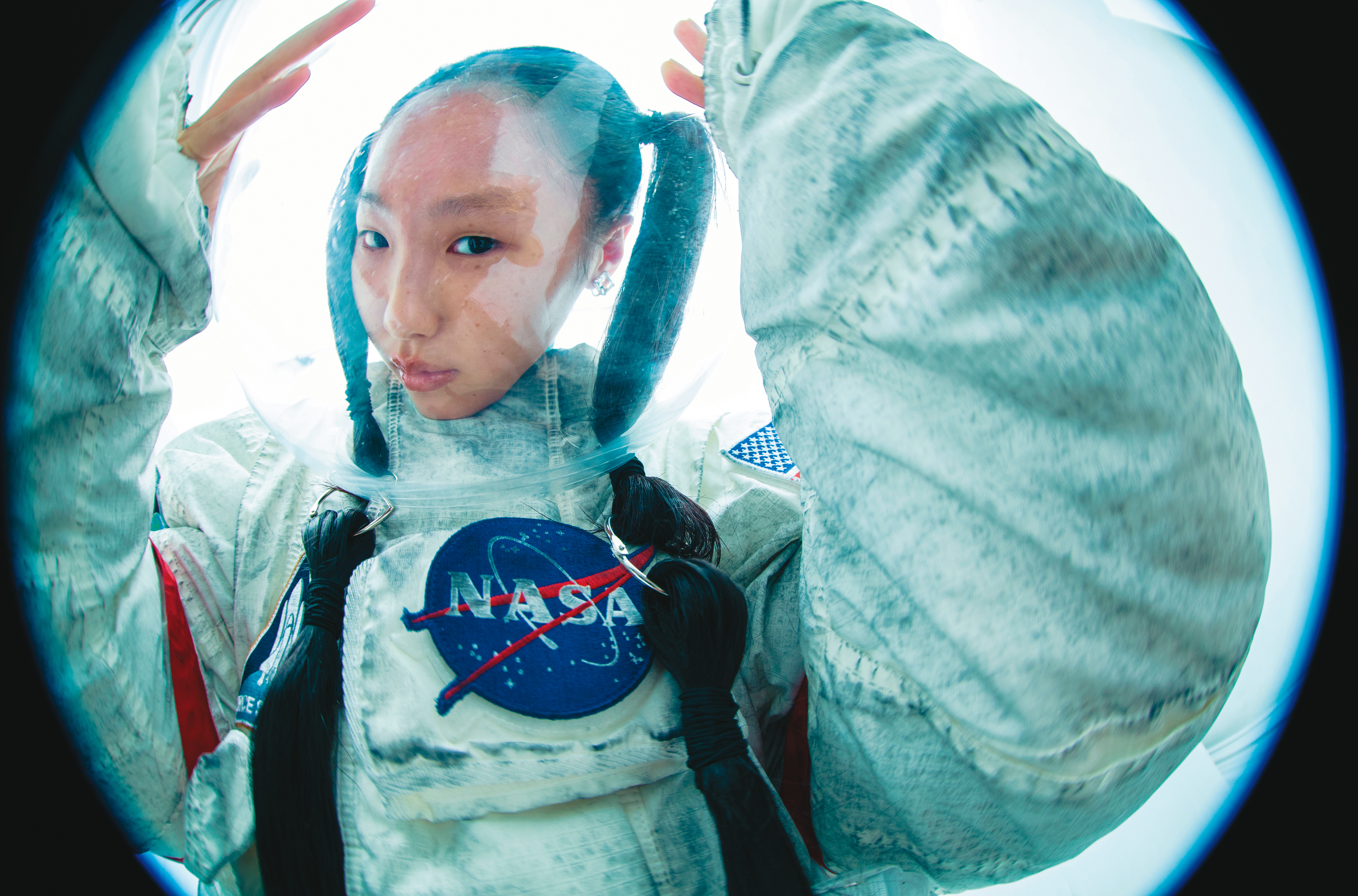 ASA太空人羽絨外套 NT$166,550 by BALENCIAGA／Millenia夾式耳環套組 NT$4,990 by SWAROVSKI