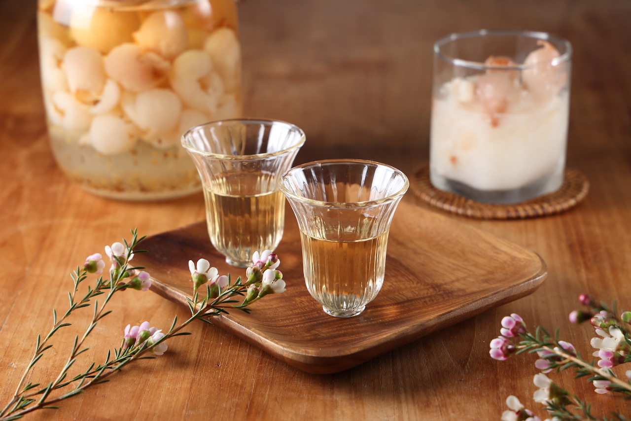 「浸泡桂花荔枝酒」（前）和「酒香檸檬荔枝雪酪」（右後方）散發香馥濃艷如玫瑰花般的香氣。