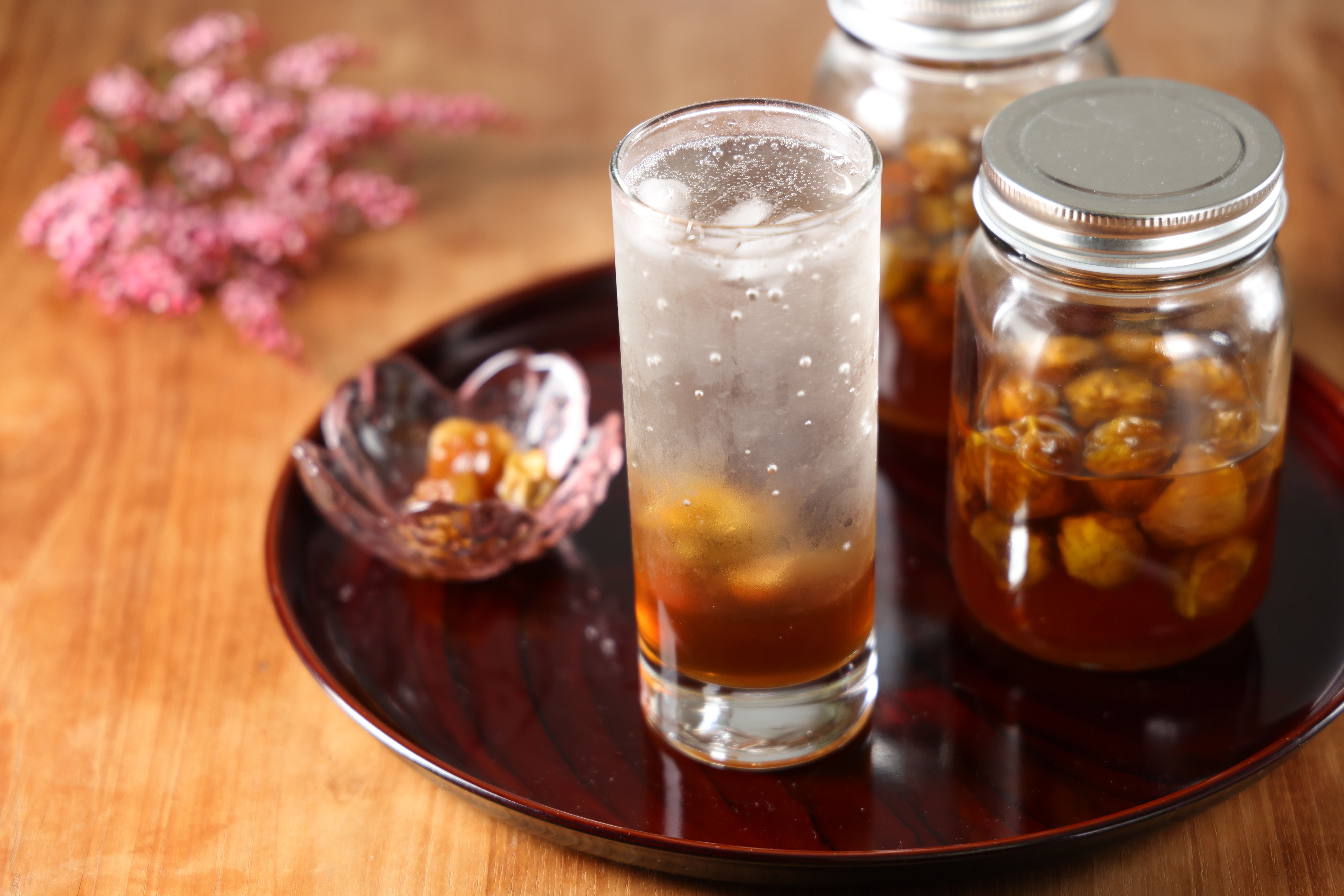 兌入氣泡水的「梅子糖漿」泡泡竄升，濃郁的梅漿緩緩慢釋放酸甜風味。