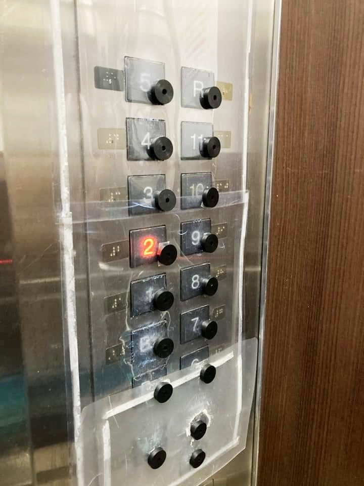 疫情期間許多人習慣用物品戳電梯按鍵,為了保護按鍵,有網友分享社區管委會特地在保護貼外黏上橡膠墊。(翻攝自爆怨2公社)