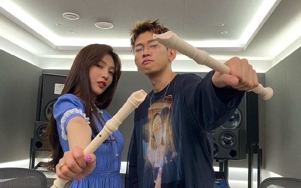 Red Velvet成員Joy與R&B歌手Crush去年合作單曲，今爆出戀愛進行式。（翻攝自網路）