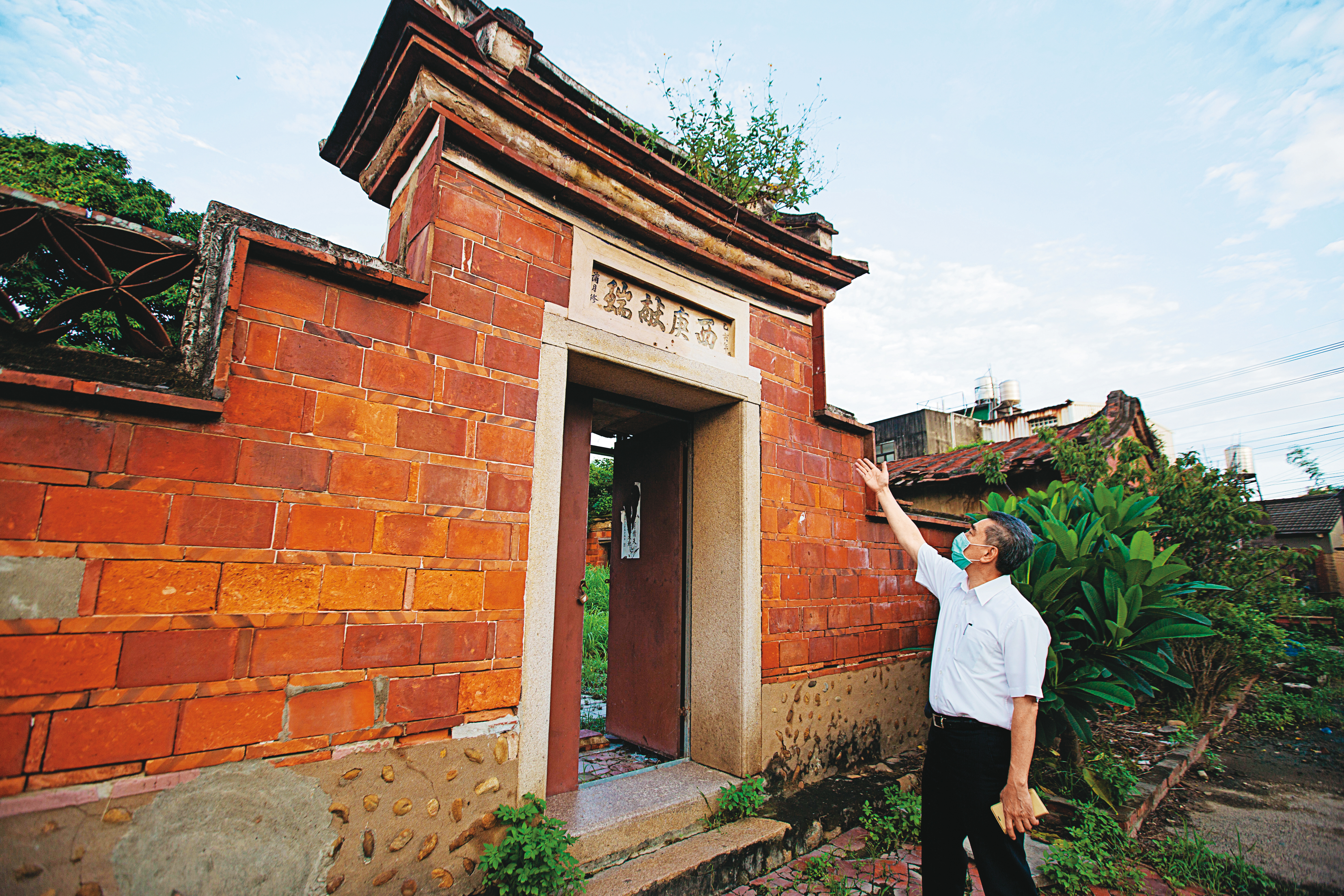 台中龍井林宅除了大門之外，其他木材建物已坍塌，成了斷垣殘壁。