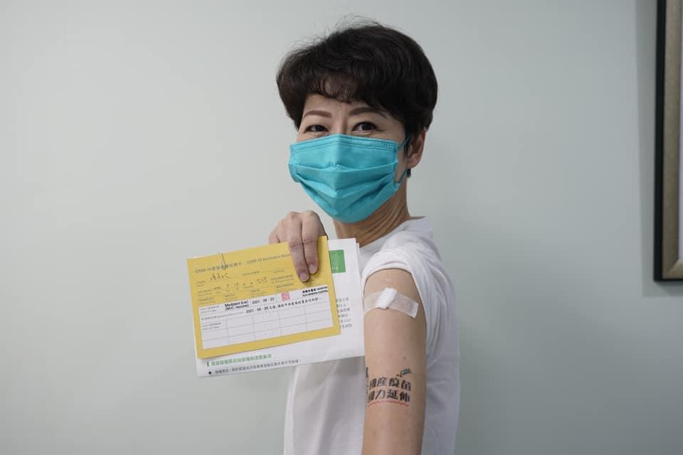 立委陳亭妃稍早已接種高端疫苗，她秀出接種手臂上頭貼有「亮點」。（翻攝自陳亭妃臉書）