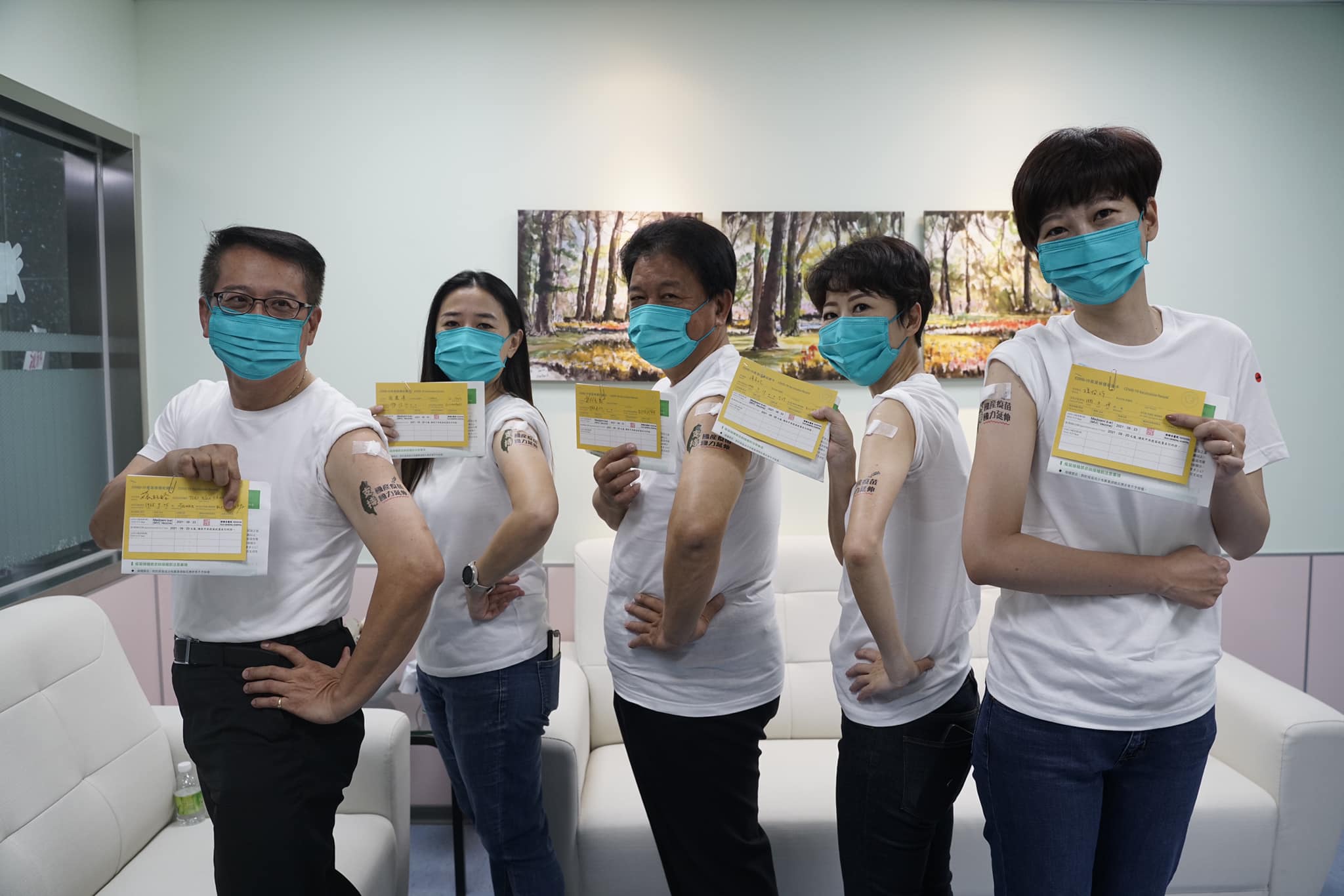 立委陳亭妃稍早已接種高端疫苗，她與郭信良等人都秀出接種手臂，上頭還貼有「亮點」。（翻攝自陳亭妃臉書）