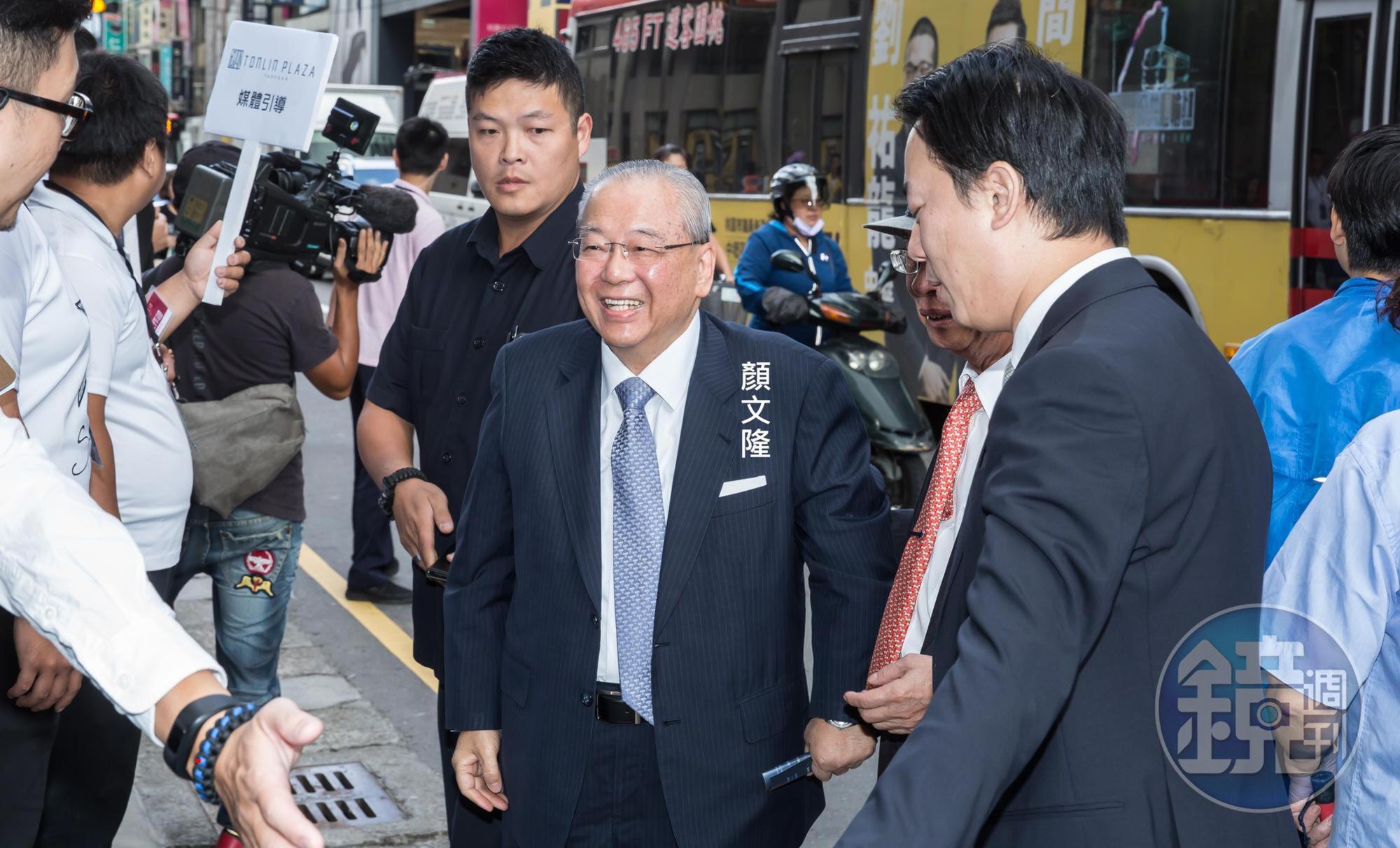 中信金董事長顏文隆2012年替辜家出面扛起重擔,他也是新娘顏瑋儀的大伯。(讀者提供)