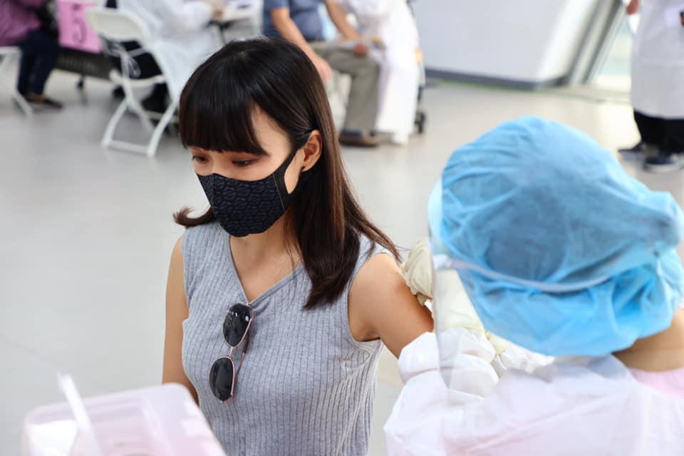 高雄市議員黃捷於臉書po出照片,證明自己已完成高端疫苗的接種。(翻攝自黃捷臉書)