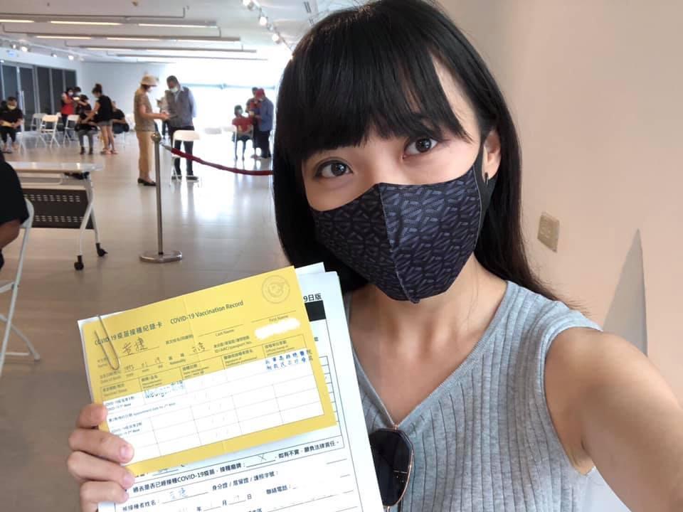 高雄市議員黃捷鼓勵大家踴躍接種疫苗,並號召大家一起秀出接種後的照片。(翻攝自黃捷臉書)
