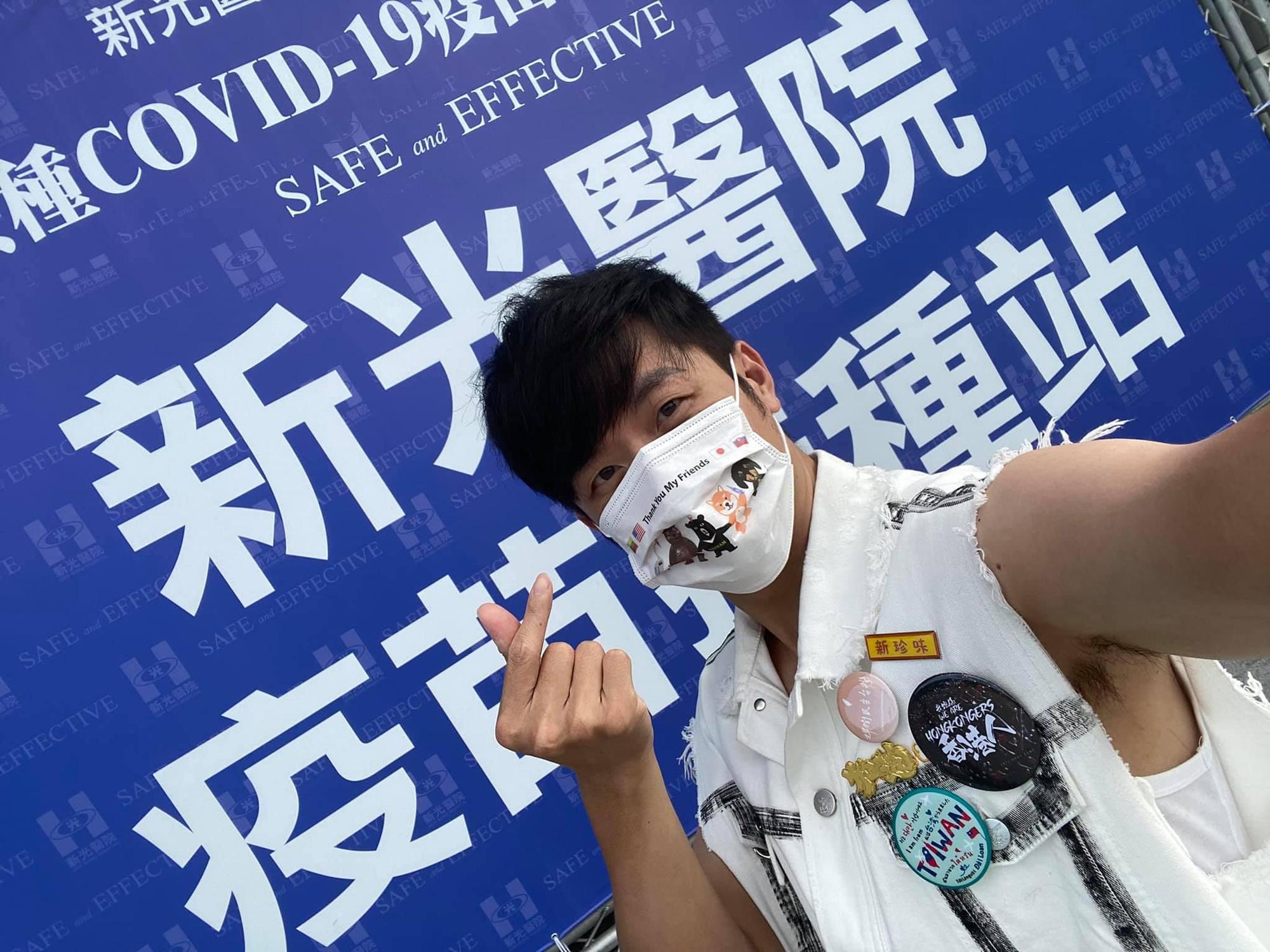 今日國產高端疫苗開打，焦糖哥哥陳嘉行上午也赴台北新光醫院接種。（翻攝自焦糖哥哥-陳嘉行臉書）