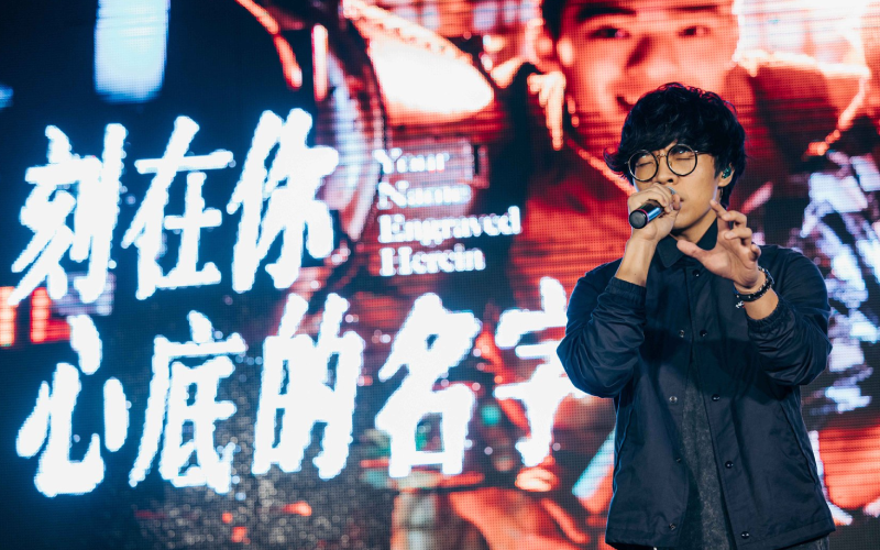 盧廣仲以《刻在我心底的名字》奪下金曲獎年度歌曲，該首歌為《刻在你心底的名字》電影主題曲，監製兼編劇的瞿友寧分享當初首選演唱者並非盧廣仲。（翻攝自《刻在你心底的名字》FB）