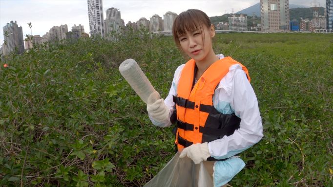 亞里在紅樹林撿垃圾時,看到可回收的寶特瓶遍布,感到相當無奈。(公視提供)