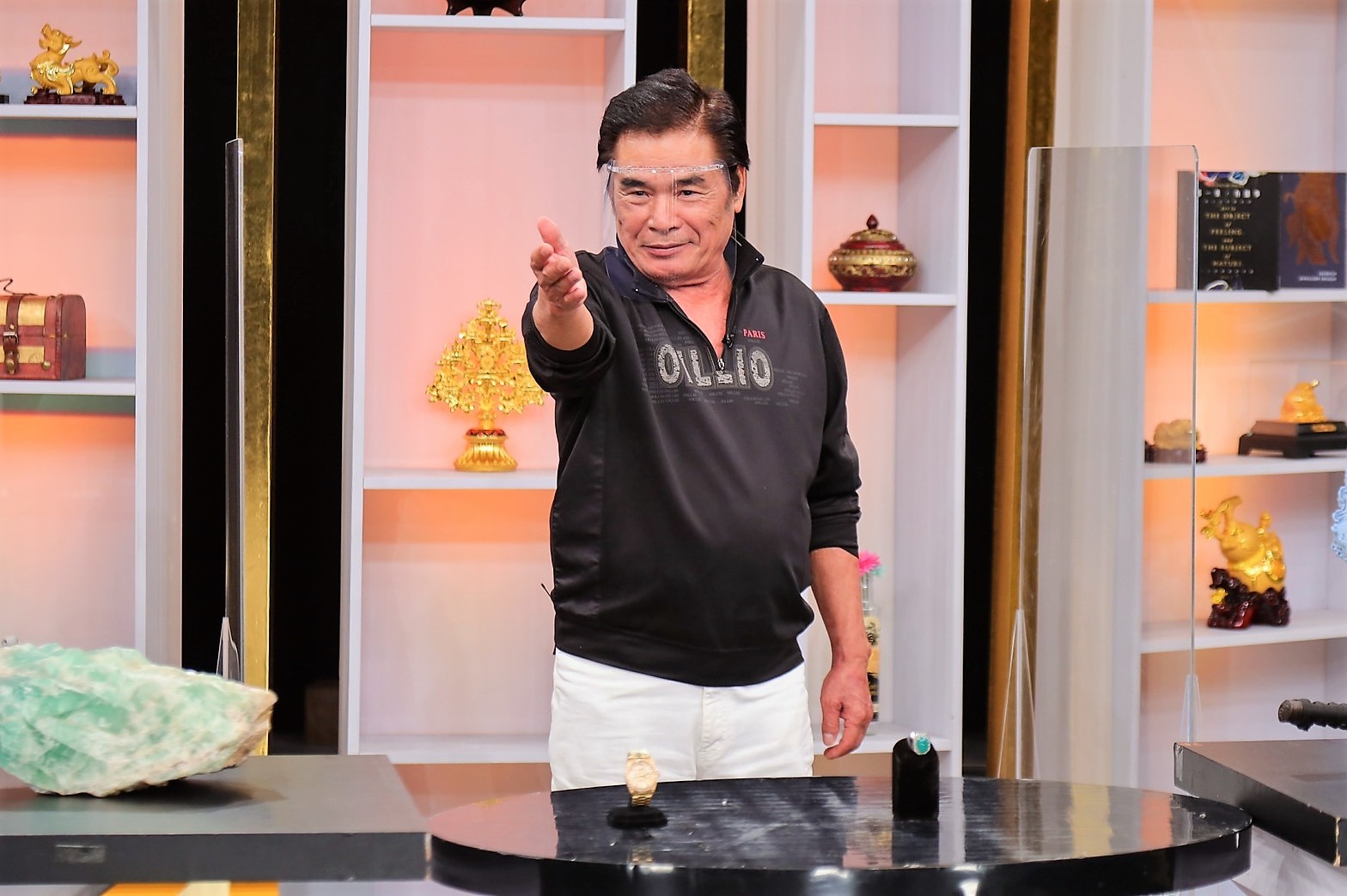 《大尋寶家》本週邀請到資深演員雷洪到節目中鑑寶。（JET提供）