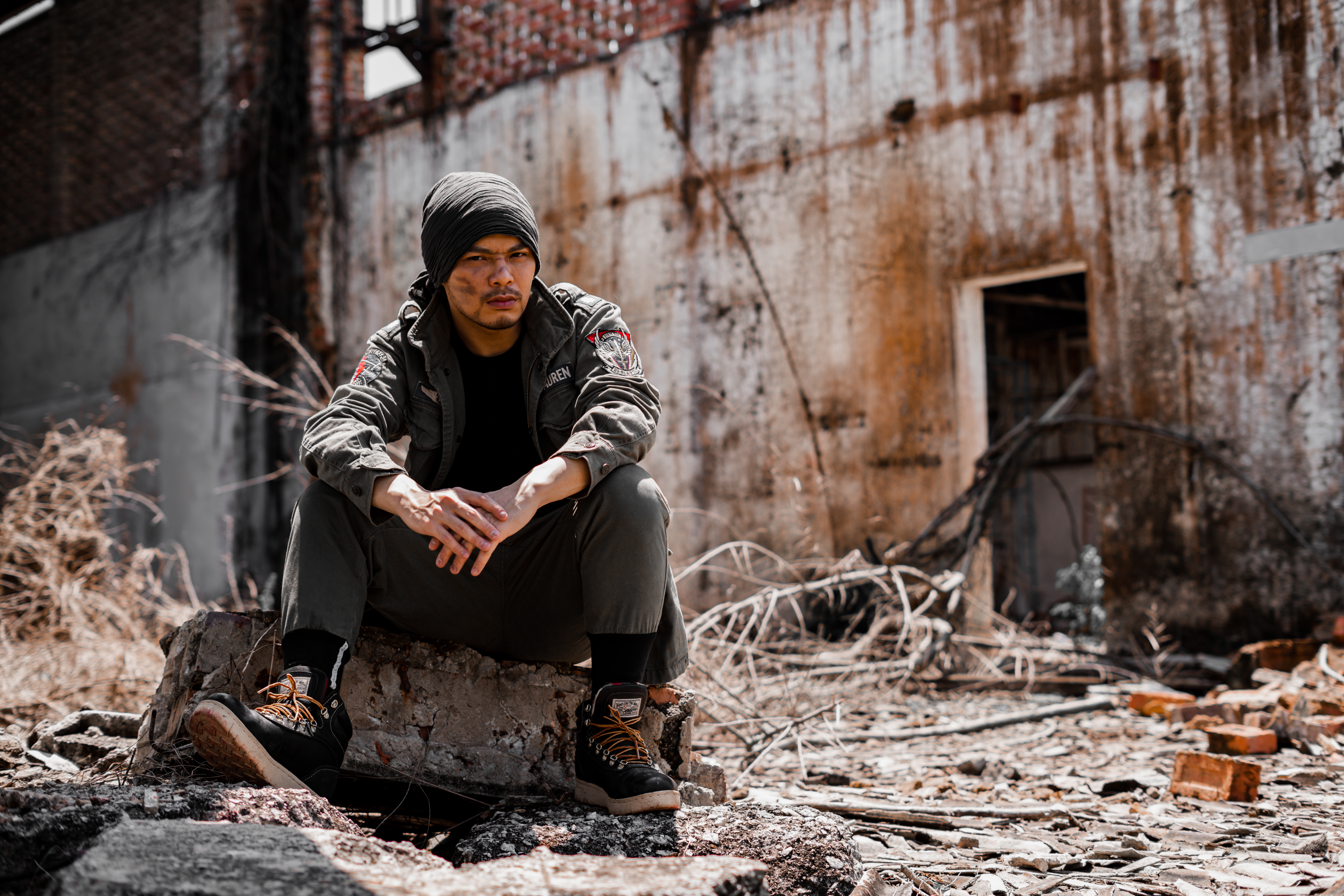 黃明志新歌〈金牛〉MV，大規格呈現出電影戰爭片，比喻人生像一場戰鬥。（亞洲通文創提供）