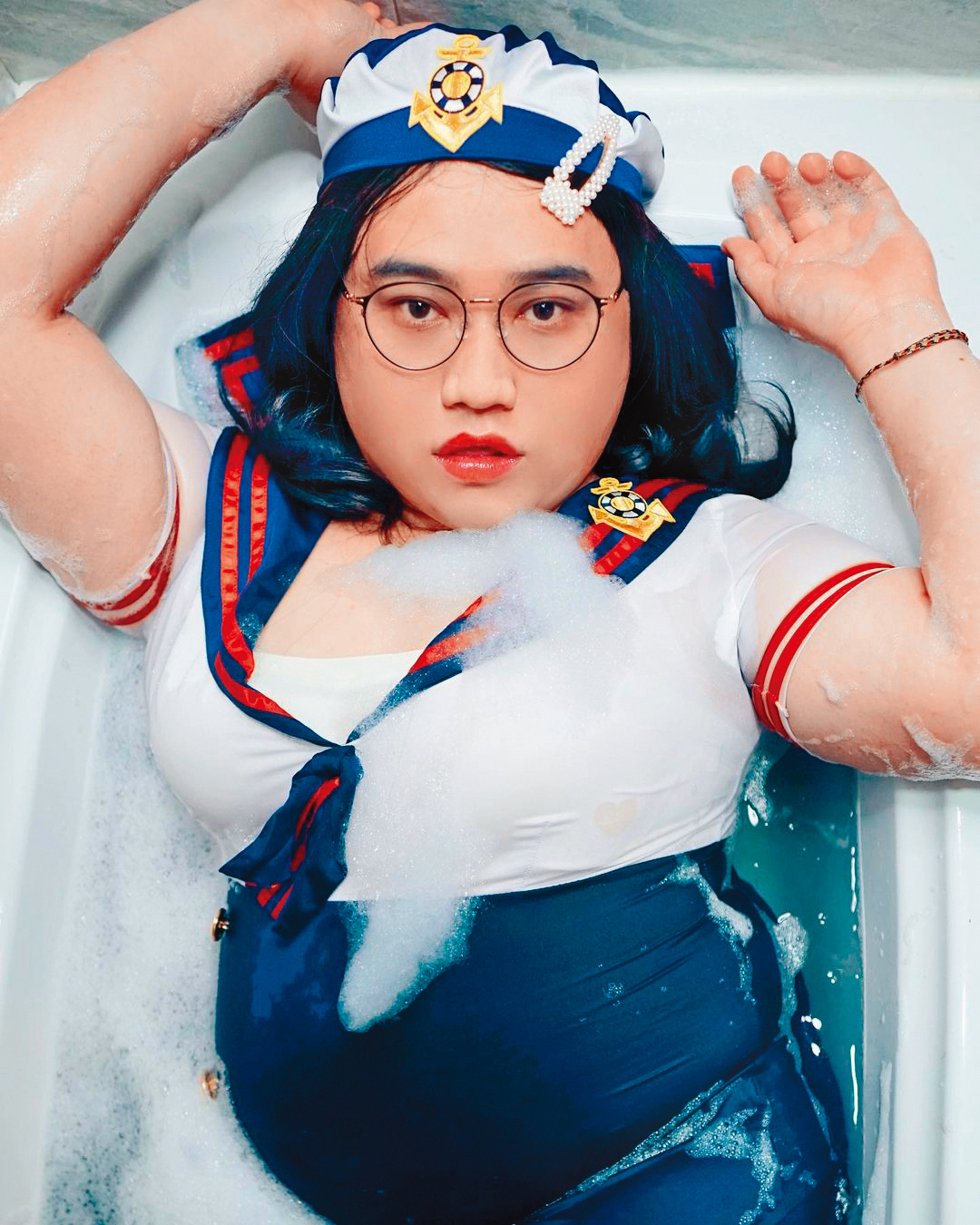 黃小愛以女裝的「Cindy老師」拍攝趣味影片。(翻攝自littlelove_2黃小愛 IG)