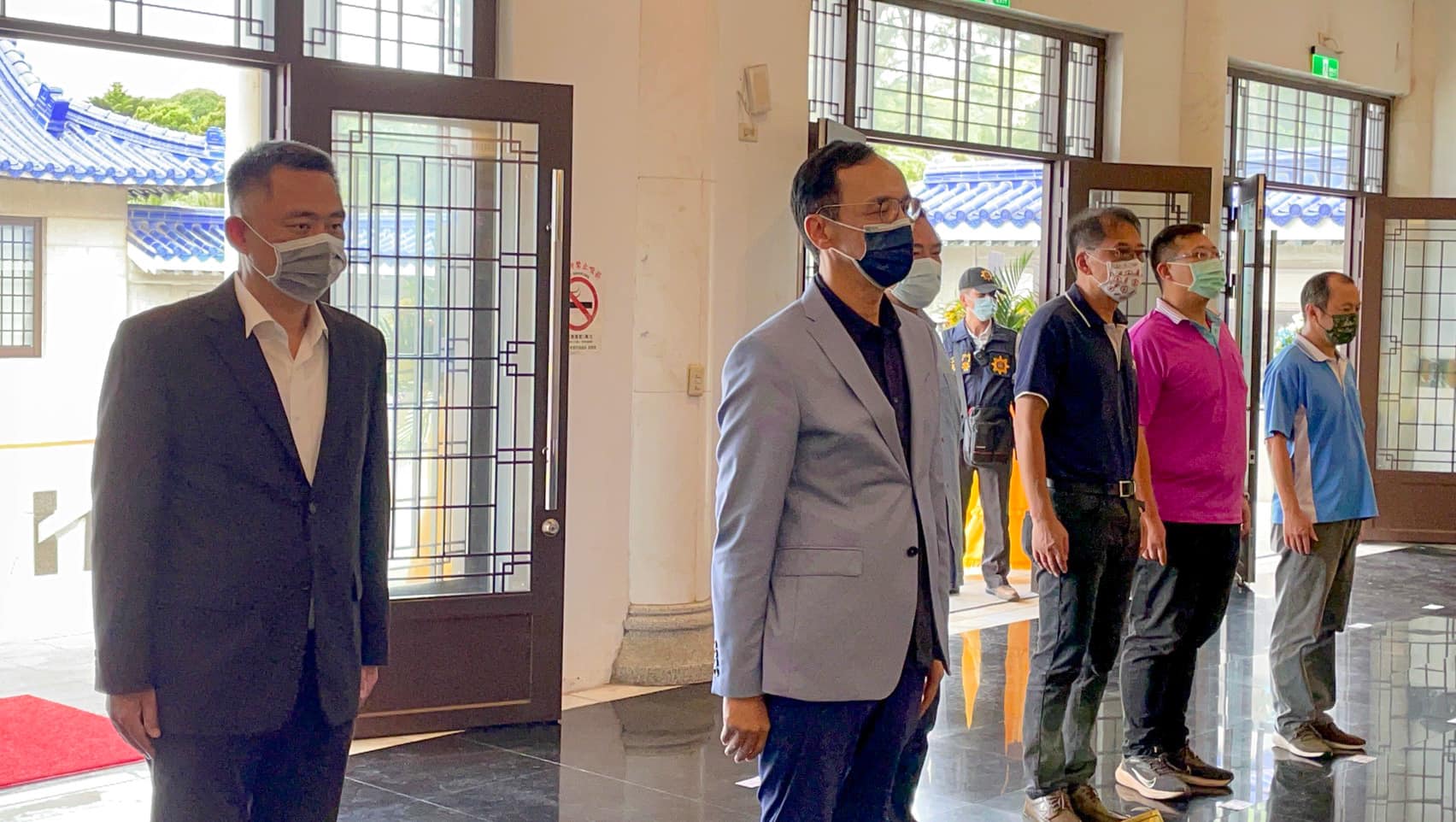 國民黨主席候選人朱立倫（中）今飛抵金門，由金門縣長楊鎮浯（左）陪同，祭拜八二三砲戰英靈。（翻攝自朱立倫臉書）