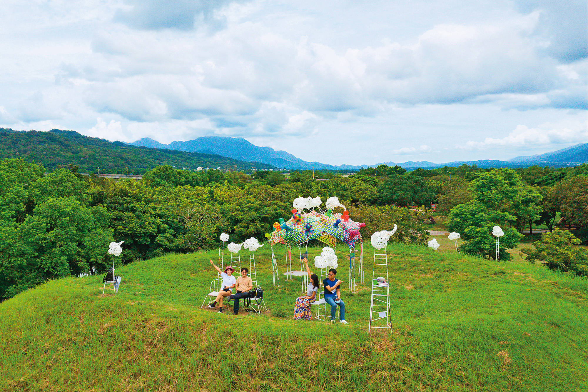 2021縱谷大地藝術季的作品之一《雲朵製造所》，就像是把泰戈爾的詩句「雲霧，像愛情一樣，在心的山丘上遊戲，變化出許多美麗的驚奇。」完整具象化在眼前。