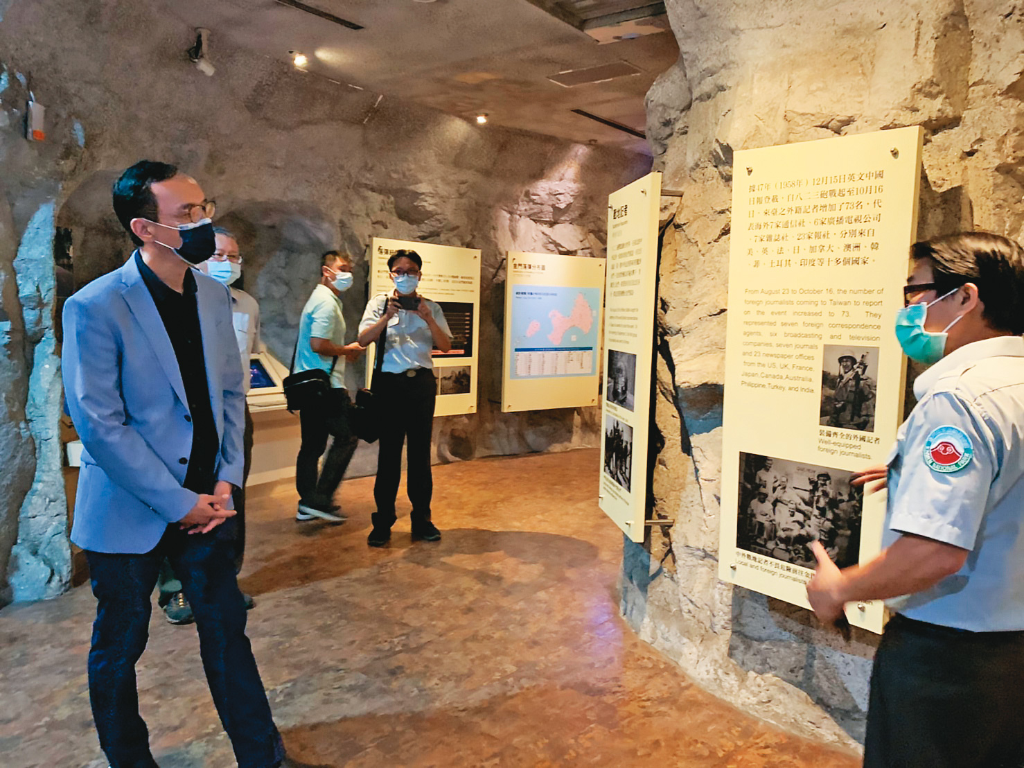 朱、江黨魁之爭跨海打到金門，朱立倫（左1）23日參觀823砲戰紀念館，突然軟化態度，強調「江啟臣不是對手，而是同志。」（朱立倫辦公室提供）