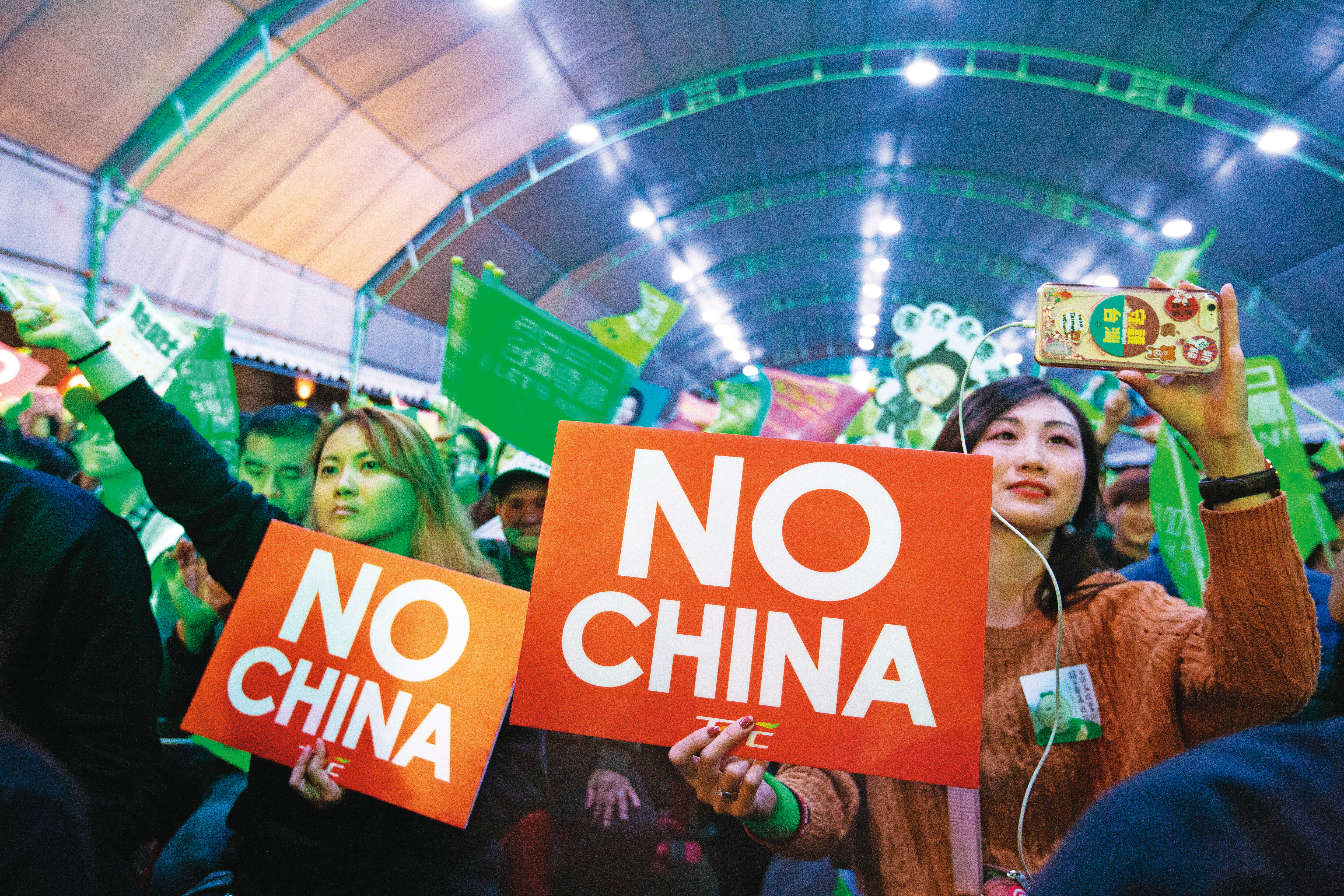 相較民進黨抗中保台的路線，朱立倫則主張先透過民間交流，逐步達到兩岸求同尊異的目標。