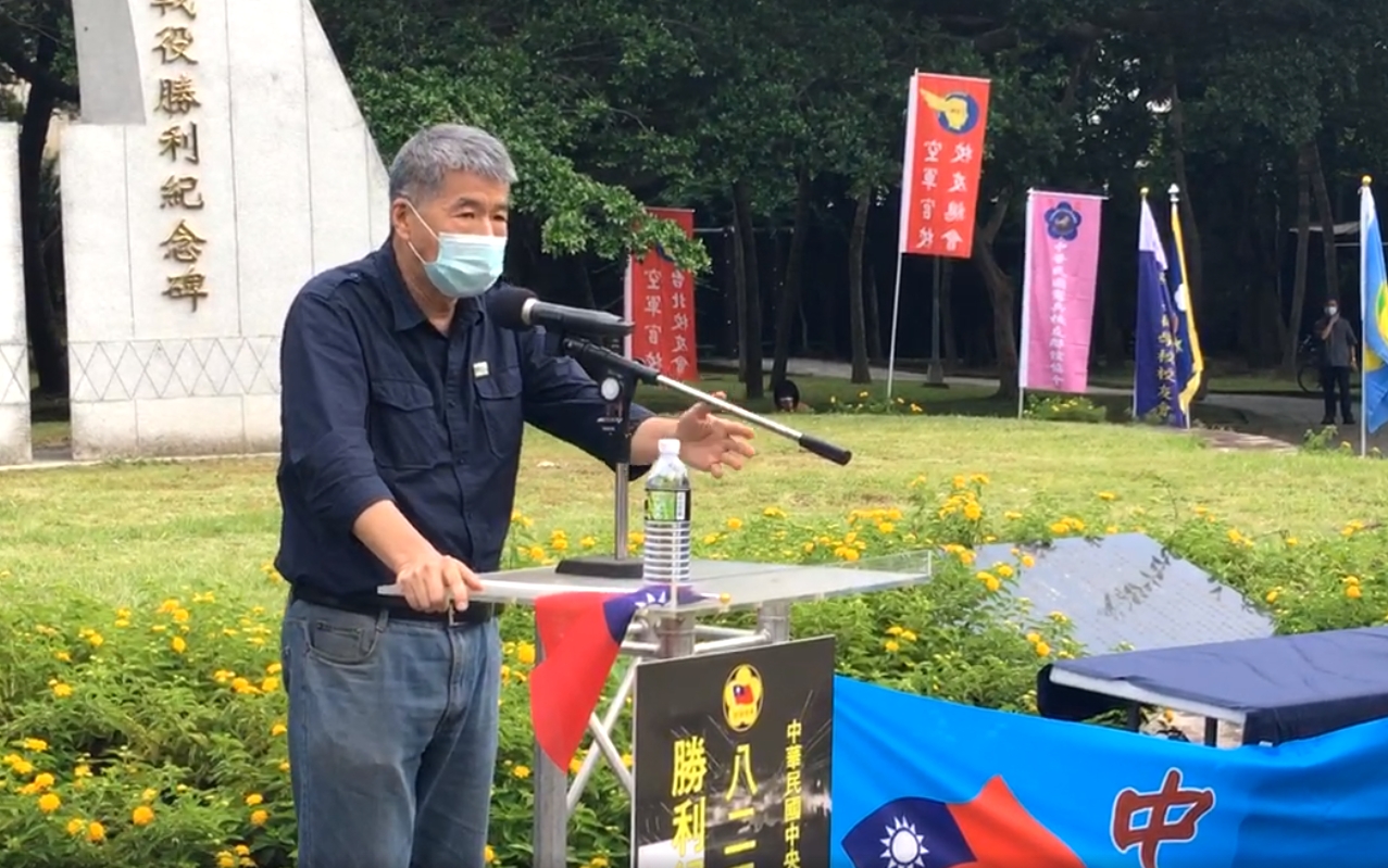 國民黨主席候選人張亞中承諾，若他能選上黨主席，明年6月的黃埔軍校校慶他要席開500桌，紀念為國犧牲的將士。（翻攝自中華民國中央軍事院校校友總會直播影片）