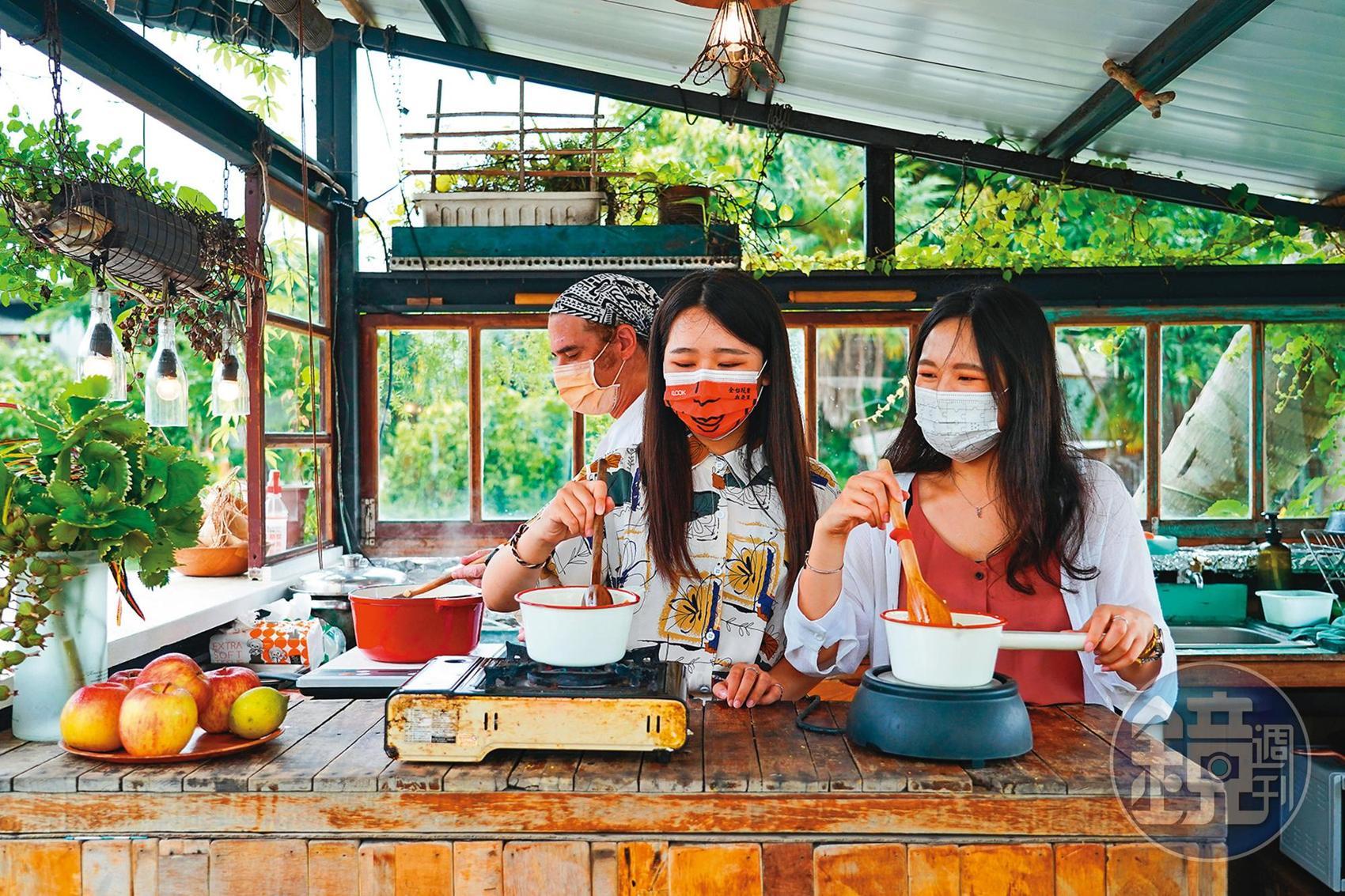 來到台東都蘭的「Sweet Night Kitchen」，除了能品嘗法籍主廚的美味料理，也能體驗自製蘋果醬與法式薄餅。