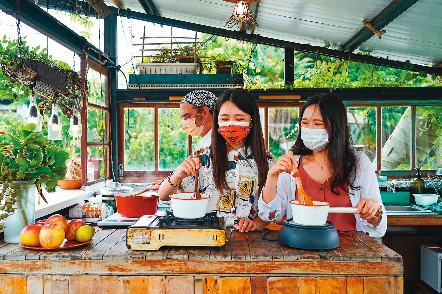 來到台東都蘭的「Sweet Night Kitchen」，除了能品嘗法籍主廚的美味料理，也能體驗自製蘋果醬與法式薄餅。