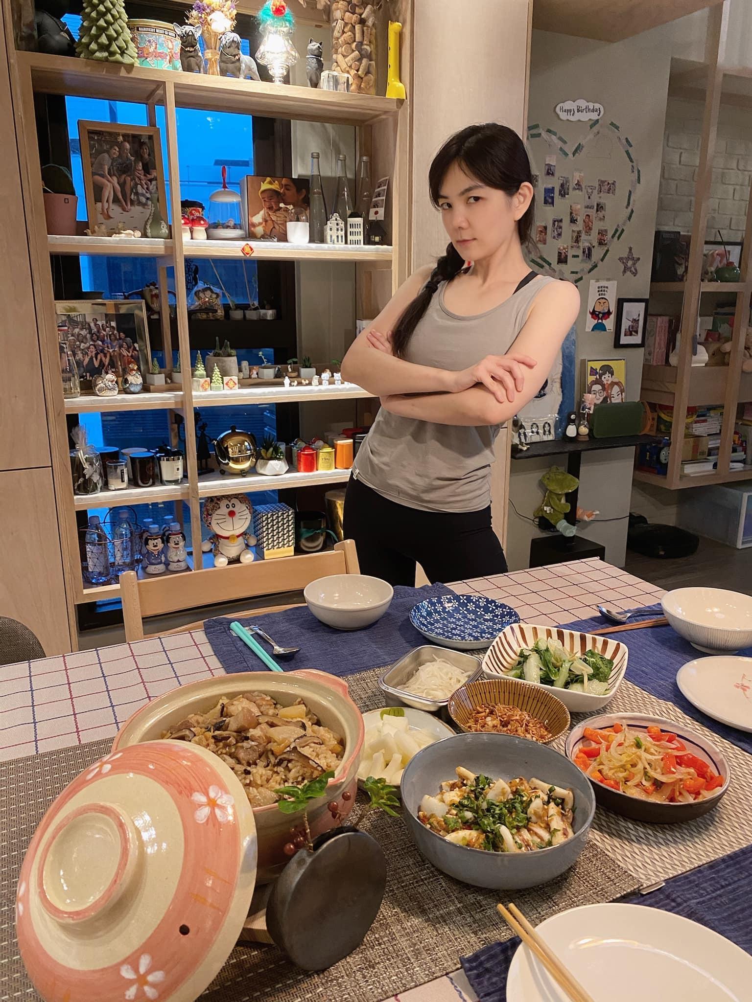 疫情期間Ella經常下廚,對於自己的手藝頗具信心。(圖/翻攝自Ella臉書)